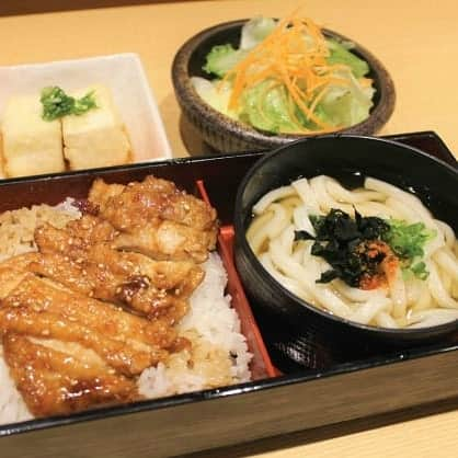 Japan Food Townさんのインスタグラム写真 - (Japan Food TownInstagram)「New Lunch Bento Promotion at "Tempura Tsukiji Tenka" in Japan Food Town!  You can enjoy varieties of special Bento as a Lunch Set at "Tempura Tsukiji Tenka" in Japan Food Town NOW!! Lunch Bento Promotion is available weekdays, weekends during lunch time (11am to 3pm daily). You can find the Bento include your favourite main dish such as Chicken Katsu, Tendon, Chicken Teriyaki, Salmon, Unagi, Curry Rice packed into Bento Box as Promotion Set Menu!  Check this picture and find your first choice for your lunch. Which Bento Would you prefer to try first?  Japan Food Town is located at 435 Orchard Road, Wisma Atria Unit 04-39/54. Tempura Tsukiji Tenka is located at Wisma Atria #04-42 in Japan Food Town.  Japan Food Town内の「天ぷら築地天香」の新しいランチ弁当プロモーション！  いろんな種類からお好みで選べる弁当セットをランチにいかがですか？ Japan Food Town内の「天ぷら築地天香」の新しい弁当ランチプロモーションは種類も豊富で価格もとってもリーズナブル！ こちらのランチ弁当プロモーションは平日、週末を問わずにご提供中ですのでお仕事の合間のランチや週末のご家族やご友人とのランチにもピッタリ！（11AM〜3PMのご提供）  こちらの写真からお好みの弁当を見つけてね！ チキンカツ、天丼、チキン照り焼き、サーモン、うなぎ、カレー等メインの料理の種類もとっても豊富です。弁当セットになっていますのでボリュームも満足プロモーション価格でとてもリーズナブルにお召し上がり頂けます。  さあ、みなさんはどの弁当セットから召し上がりますか？  Japan Food Townは435 Orchard Road, Wisma Atria Unit 04-39/54にあります。 天ぷら築地天香はJapan Food Town内、Wisma Atria #04-42にあります。  #tempura #tsukiji #tenka #japanfoodtown #japanesfood #eatoutsg #sgeat #foodloversg 　#sgfoodporn #sgfoodsteps #instafoodsg #japanesefoodsg #foodsg #orchard #sgfood 　#foodstagram #singapore #wismaatria #newyear #happynewyear #chinesenewyear #cny 　#festiveseason #bento #bentobox #lunchpromotion」1月28日 15時32分 - japanfoodtown