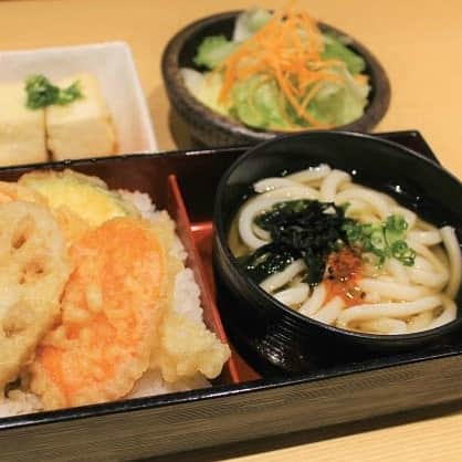 Japan Food Townさんのインスタグラム写真 - (Japan Food TownInstagram)「New Lunch Bento Promotion at "Tempura Tsukiji Tenka" in Japan Food Town!  You can enjoy varieties of special Bento as a Lunch Set at "Tempura Tsukiji Tenka" in Japan Food Town NOW!! Lunch Bento Promotion is available weekdays, weekends during lunch time (11am to 3pm daily). You can find the Bento include your favourite main dish such as Chicken Katsu, Tendon, Chicken Teriyaki, Salmon, Unagi, Curry Rice packed into Bento Box as Promotion Set Menu!  Check this picture and find your first choice for your lunch. Which Bento Would you prefer to try first?  Japan Food Town is located at 435 Orchard Road, Wisma Atria Unit 04-39/54. Tempura Tsukiji Tenka is located at Wisma Atria #04-42 in Japan Food Town.  Japan Food Town内の「天ぷら築地天香」の新しいランチ弁当プロモーション！  いろんな種類からお好みで選べる弁当セットをランチにいかがですか？ Japan Food Town内の「天ぷら築地天香」の新しい弁当ランチプロモーションは種類も豊富で価格もとってもリーズナブル！ こちらのランチ弁当プロモーションは平日、週末を問わずにご提供中ですのでお仕事の合間のランチや週末のご家族やご友人とのランチにもピッタリ！（11AM〜3PMのご提供）  こちらの写真からお好みの弁当を見つけてね！ チキンカツ、天丼、チキン照り焼き、サーモン、うなぎ、カレー等メインの料理の種類もとっても豊富です。弁当セットになっていますのでボリュームも満足プロモーション価格でとてもリーズナブルにお召し上がり頂けます。  さあ、みなさんはどの弁当セットから召し上がりますか？  Japan Food Townは435 Orchard Road, Wisma Atria Unit 04-39/54にあります。 天ぷら築地天香はJapan Food Town内、Wisma Atria #04-42にあります。  #tempura #tsukiji #tenka #japanfoodtown #japanesfood #eatoutsg #sgeat #foodloversg 　#sgfoodporn #sgfoodsteps #instafoodsg #japanesefoodsg #foodsg #orchard #sgfood 　#foodstagram #singapore #wismaatria #newyear #happynewyear #chinesenewyear #cny 　#festiveseason #bento #bentobox #lunchpromotion」1月28日 15時32分 - japanfoodtown