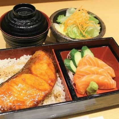 Japan Food Townさんのインスタグラム写真 - (Japan Food TownInstagram)「New Lunch Bento Promotion at "Tempura Tsukiji Tenka" in Japan Food Town!  You can enjoy varieties of special Bento as a Lunch Set at "Tempura Tsukiji Tenka" in Japan Food Town NOW!! Lunch Bento Promotion is available weekdays, weekends during lunch time (11am to 3pm daily). You can find the Bento include your favourite main dish such as Chicken Katsu, Tendon, Chicken Teriyaki, Salmon, Unagi, Curry Rice packed into Bento Box as Promotion Set Menu!  Check this picture and find your first choice for your lunch. Which Bento Would you prefer to try first?  Japan Food Town is located at 435 Orchard Road, Wisma Atria Unit 04-39/54. Tempura Tsukiji Tenka is located at Wisma Atria #04-42 in Japan Food Town.  Japan Food Town内の「天ぷら築地天香」の新しいランチ弁当プロモーション！  いろんな種類からお好みで選べる弁当セットをランチにいかがですか？ Japan Food Town内の「天ぷら築地天香」の新しい弁当ランチプロモーションは種類も豊富で価格もとってもリーズナブル！ こちらのランチ弁当プロモーションは平日、週末を問わずにご提供中ですのでお仕事の合間のランチや週末のご家族やご友人とのランチにもピッタリ！（11AM〜3PMのご提供）  こちらの写真からお好みの弁当を見つけてね！ チキンカツ、天丼、チキン照り焼き、サーモン、うなぎ、カレー等メインの料理の種類もとっても豊富です。弁当セットになっていますのでボリュームも満足プロモーション価格でとてもリーズナブルにお召し上がり頂けます。  さあ、みなさんはどの弁当セットから召し上がりますか？  Japan Food Townは435 Orchard Road, Wisma Atria Unit 04-39/54にあります。 天ぷら築地天香はJapan Food Town内、Wisma Atria #04-42にあります。  #tempura #tsukiji #tenka #japanfoodtown #japanesfood #eatoutsg #sgeat #foodloversg 　#sgfoodporn #sgfoodsteps #instafoodsg #japanesefoodsg #foodsg #orchard #sgfood 　#foodstagram #singapore #wismaatria #newyear #happynewyear #chinesenewyear #cny 　#festiveseason #bento #bentobox #lunchpromotion」1月28日 15時32分 - japanfoodtown