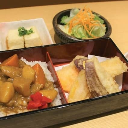 Japan Food Townさんのインスタグラム写真 - (Japan Food TownInstagram)「New Lunch Bento Promotion at "Tempura Tsukiji Tenka" in Japan Food Town!  You can enjoy varieties of special Bento as a Lunch Set at "Tempura Tsukiji Tenka" in Japan Food Town NOW!! Lunch Bento Promotion is available weekdays, weekends during lunch time (11am to 3pm daily). You can find the Bento include your favourite main dish such as Chicken Katsu, Tendon, Chicken Teriyaki, Salmon, Unagi, Curry Rice packed into Bento Box as Promotion Set Menu!  Check this picture and find your first choice for your lunch. Which Bento Would you prefer to try first?  Japan Food Town is located at 435 Orchard Road, Wisma Atria Unit 04-39/54. Tempura Tsukiji Tenka is located at Wisma Atria #04-42 in Japan Food Town.  Japan Food Town内の「天ぷら築地天香」の新しいランチ弁当プロモーション！  いろんな種類からお好みで選べる弁当セットをランチにいかがですか？ Japan Food Town内の「天ぷら築地天香」の新しい弁当ランチプロモーションは種類も豊富で価格もとってもリーズナブル！ こちらのランチ弁当プロモーションは平日、週末を問わずにご提供中ですのでお仕事の合間のランチや週末のご家族やご友人とのランチにもピッタリ！（11AM〜3PMのご提供）  こちらの写真からお好みの弁当を見つけてね！ チキンカツ、天丼、チキン照り焼き、サーモン、うなぎ、カレー等メインの料理の種類もとっても豊富です。弁当セットになっていますのでボリュームも満足プロモーション価格でとてもリーズナブルにお召し上がり頂けます。  さあ、みなさんはどの弁当セットから召し上がりますか？  Japan Food Townは435 Orchard Road, Wisma Atria Unit 04-39/54にあります。 天ぷら築地天香はJapan Food Town内、Wisma Atria #04-42にあります。  #tempura #tsukiji #tenka #japanfoodtown #japanesfood #eatoutsg #sgeat #foodloversg 　#sgfoodporn #sgfoodsteps #instafoodsg #japanesefoodsg #foodsg #orchard #sgfood 　#foodstagram #singapore #wismaatria #newyear #happynewyear #chinesenewyear #cny 　#festiveseason #bento #bentobox #lunchpromotion」1月28日 15時32分 - japanfoodtown