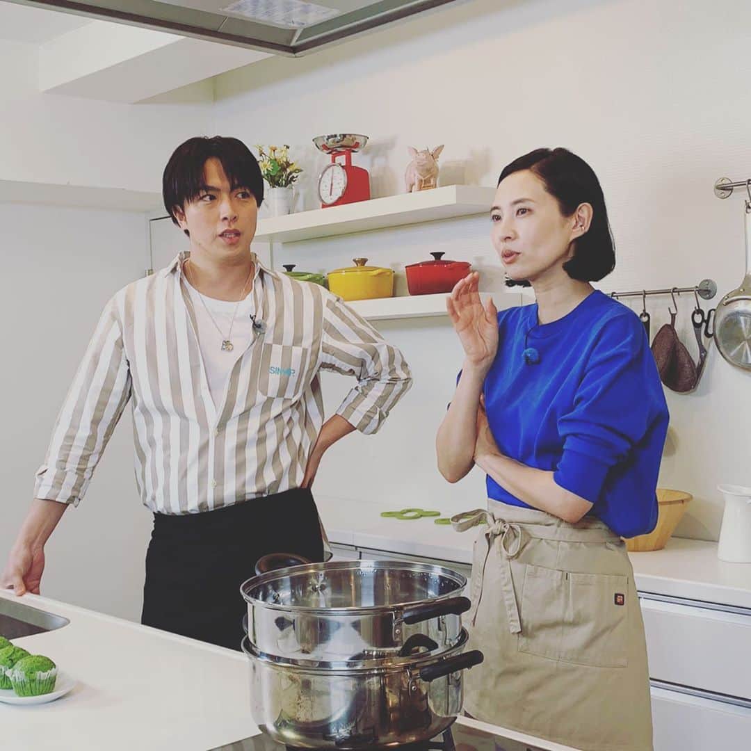 浜島直子さんのインスタグラム写真 - (浜島直子Instagram)「2月の暮らしのレシピのゲストは、ソナーポケットのko-daiさん🎤  ご自身で食べログをやるほどの美味しい物大好き！なko-daiさんは、料理の腕前も素晴らしかった👏  今回はお母様との思い出の蒸しパンレシピや、バレンタインのお返しに作ったという生チョコ、後輩を招いた時によく自宅で振る舞うおもてなしカレー鍋など、教えていただきましたよ😋  そして今新たにチャレンジしてみたいことや、日々の体力作りの大切さなどもお話を伺いました。 ・ いつもテレビで拝見している以上に、大きな方だなぁという印象だったko-daiさん。  それは単純に身長が高いというだけではなく、どっしりと構えて目の前のことに集中する姿や、こちらが何を言っても慌てずにきちんとキャッチしてくれて、時には面白く、時には真面目に、今自分が何を求められているか瞬時に判断して対応してくれる懐の深さを感じたから。  お人柄に触れた今、あらためて、ko-daiさんの作った曲をじっくり聴いてみたいと思いました✨ ・ ko-daiさんがゲストの放送回は、2月の毎週土曜日。TBSで午前9時25分から。 関東ローカル番組ですが、素敵なホームページもありますので、ぜひ覗いてみてくださいね。 過去のゲストの方の簡単で美味しいレシピもたくさん載っています❣️ ・ #東京ガス #tbs #暮らしのレシピ #kodai さん #ko_dai さん #ソナーポケット #ソナポケ  #sonarpocket」1月28日 15時53分 - hamaji_0912