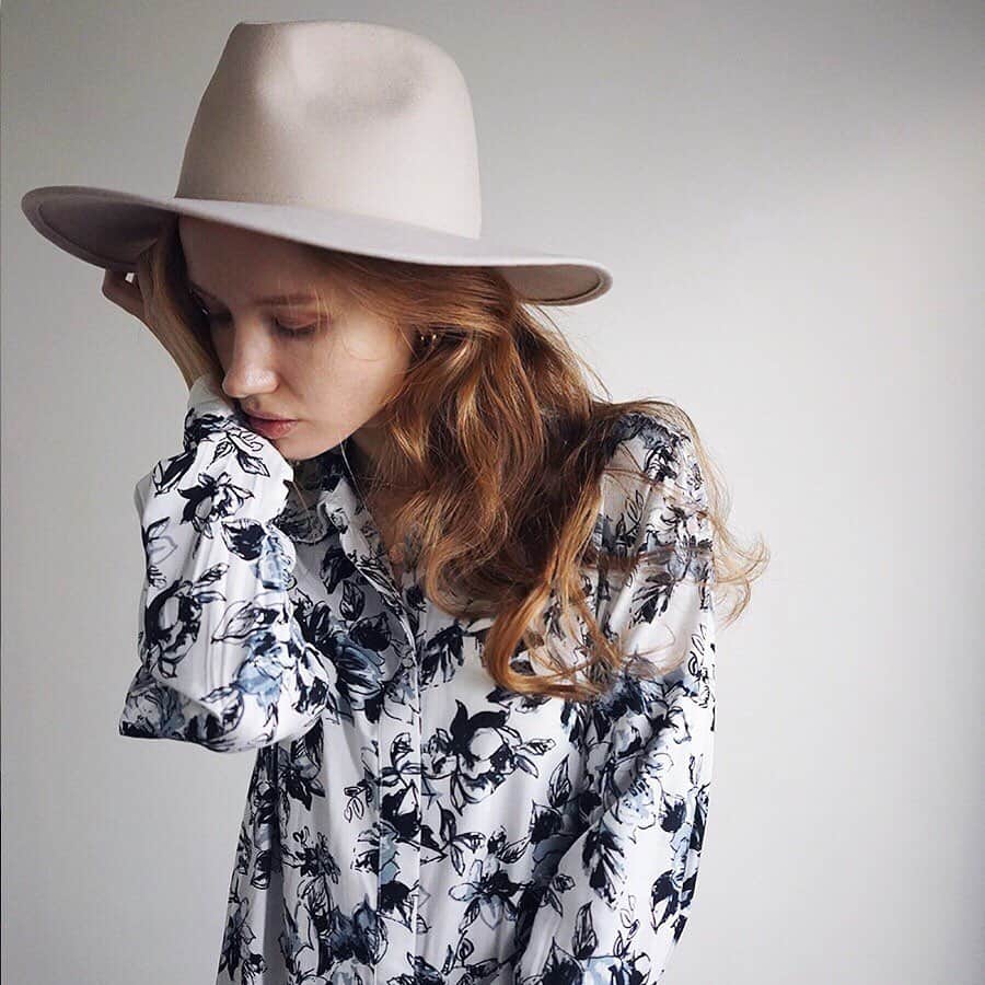 のインスタグラム：「. #newarrivals ———————————— . . ☑︎ Flower Frill Shirt Onepiece (¥7,990+tax） . GALLERIEらしい大花柄をセレクトした オリジナルアイテムが本日入荷。 派手すぎずカジュアルさもある花柄のロングシャツワンピース。 細身シルエットで可愛らしさと女性らしさを兼ね備えます。 前開きにして羽織りにしたり、ベルトで ウエストマークしたりと着回し力もバツグンです。 . . 本日1/28(tue)より全店舗にて発売開始 公式オンラインストア会員様は新作3日間10%off 🤳 . . ONLINE STOREはTOPのリンクから http://www.gallerie-online.jp/ ———————————— #お問い合わせ番号w1614」