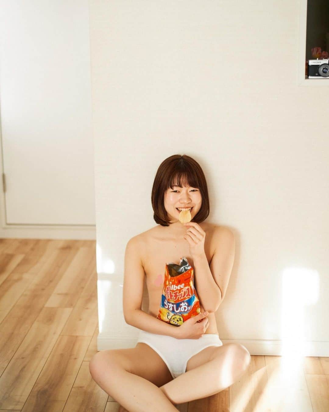 花盛友里のインスタグラム：「Our snacks are the best!!!! 日本のお菓子最強説。 @nuidemita_hanamori」