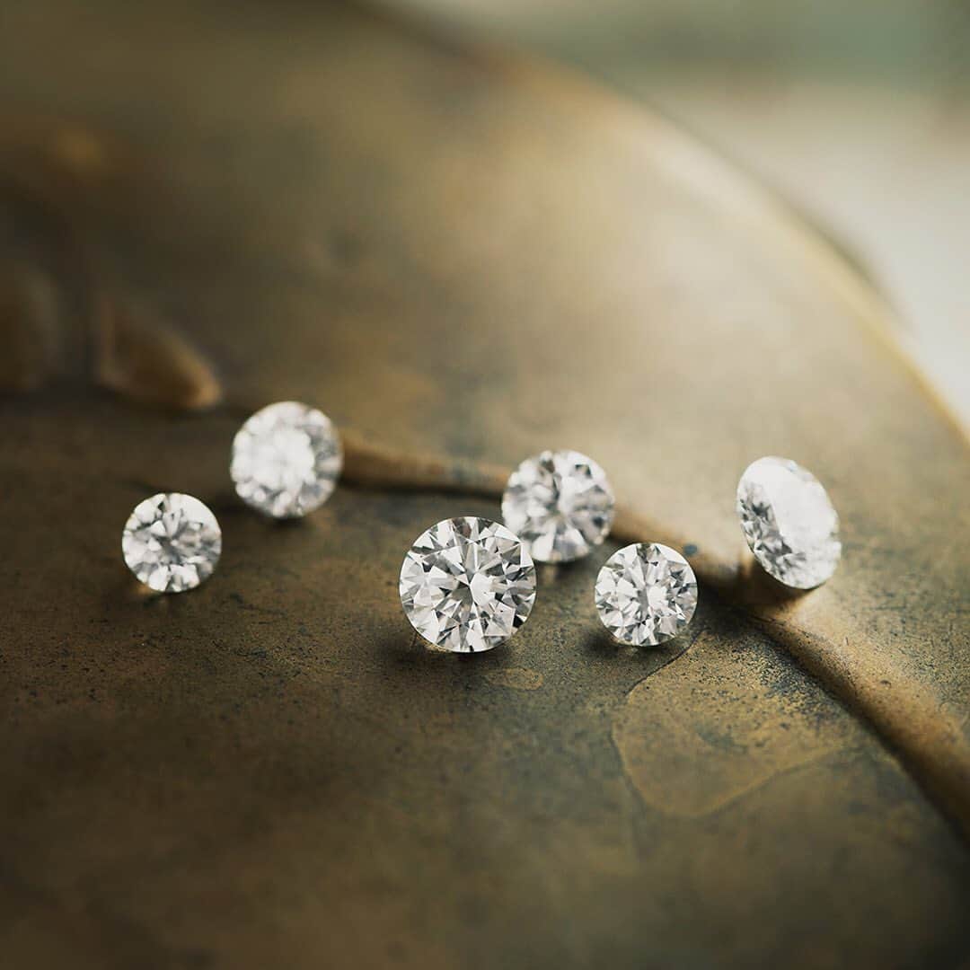 AbHerї〈アベリ〉さんのインスタグラム写真 - (AbHerї〈アベリ〉Instagram)「Thoroughly selected diamonds are used. アベリで使用しているダイヤモンドは社内鑑定士が見極めたものだけを使用しています。その輝きをデザインで引き立て、品格あるジュエリーに仕立てます。 #abheri #アベリ #アベリのものづくり」1月28日 15時50分 - abheri_official
