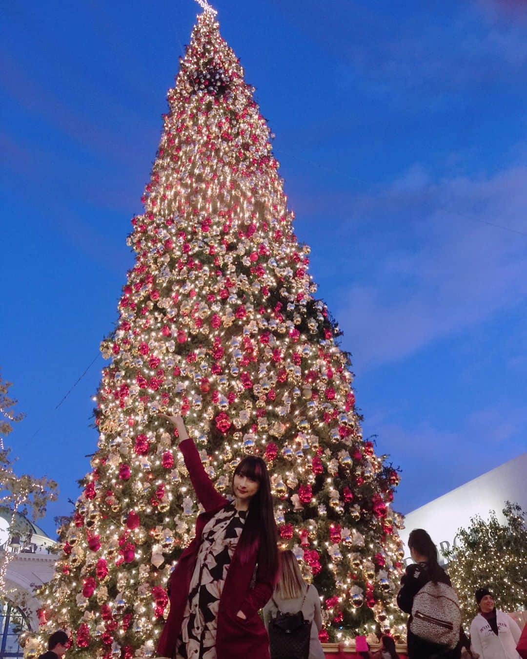RinRinさんのインスタグラム写真 - (RinRinInstagram)「Forgive the obvious throwback! I’ve been traveling nonstop since November, so I really need to catch up with my posts💦 I want to show all the different Christmases I had in different countries~🎄✨ . . First up, United States🇺🇸! Specifically, Los Angeles, California🕶the weather was so warm it’s hard to believe it’s actually winter😂 I met up with my amazing jiejie @glowyangpr who I haven’t seen in forever 😘💕 at LA’s The Grove✨ I haven’t been there in years and she converted me from a cronut-lover to a DKA-lover (which do you like???🍩✨) . . I also bought my first ugly sweater with @hollylollipoppins (📸 by @jazharold ) during our desert adventures 😂😂😂 more photos on that to come 😬 . . クリスマスの写真すごい遅くなってしまってごめんなさい！！！11月からずっと色々海外の出張と旅行だったから、写真全然追いつかなかった🙇🏻‍♀️でもいろんな国のクリスマス経験してきたからちょっと見せたいなと思って、許してくださいー！ . . まずアメリカ🇺🇸！実家のロスに帰ってて、やっぱり天気暖かすぎて、全然冬って感じしない〜ここはロサンゼルスのザグローブのとこ〜お姉さんの存在のような @glowyangpr と久しぶりに行って、懐かしい〜♪ . . そして初めて購入したugly sweater❄️! やっぱりクリスマスの必要品😂😂😂 . . . #rinrindoll #christmas #thegrove #thegrovela #glowyangpr #ロス #ロサンゼルス #uglysweater #losangeles #ootd #今日のコーデ #旅行 #ファッション #冬 #おしゃれ #コーデ #ヘアアレンジ #アメリカ #クリスマス #アグリーセーター #japanesefashion #tokyofashion #harajukufashion #winterootd #winter」1月28日 16時02分 - rinrindoll