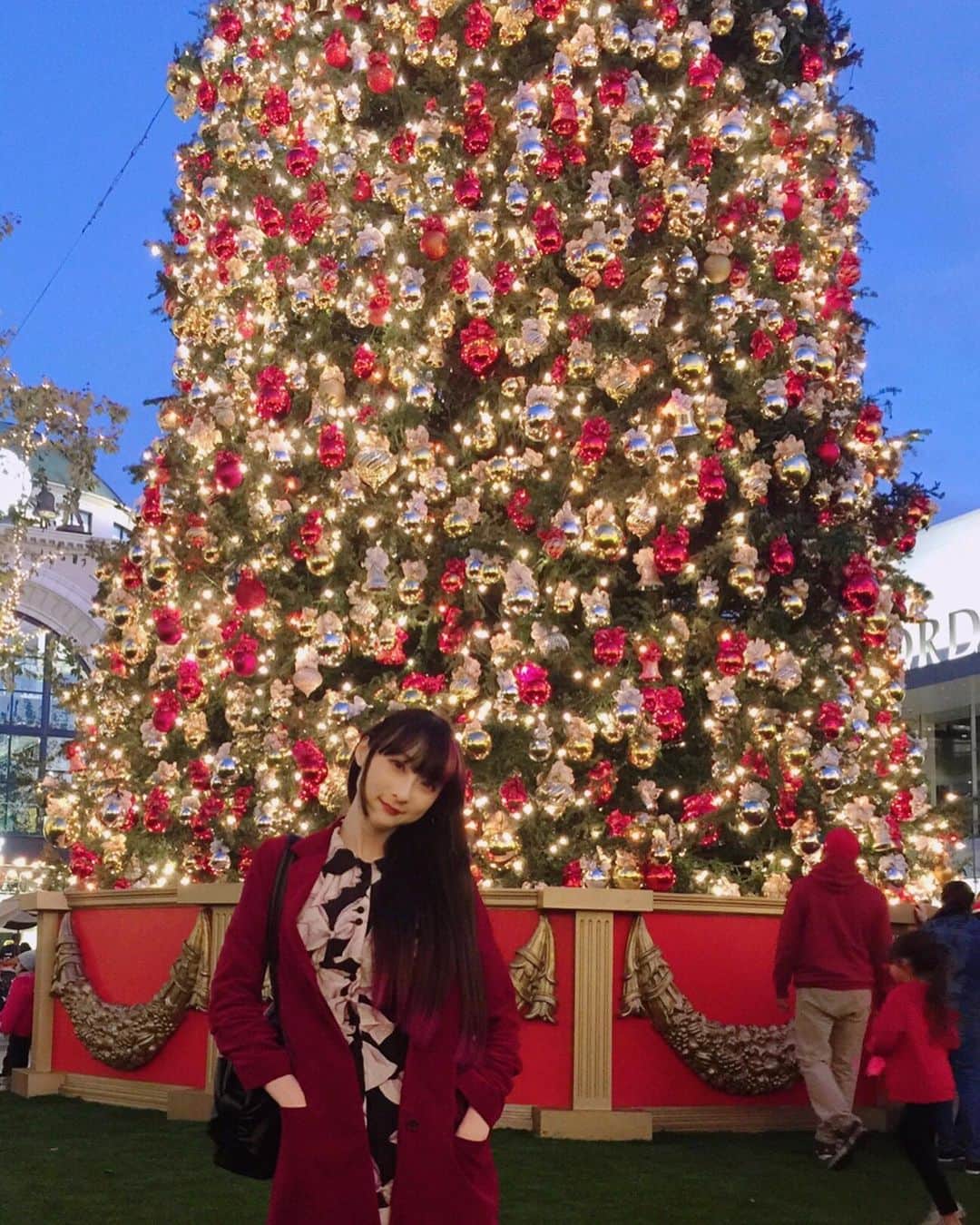 RinRinさんのインスタグラム写真 - (RinRinInstagram)「Forgive the obvious throwback! I’ve been traveling nonstop since November, so I really need to catch up with my posts💦 I want to show all the different Christmases I had in different countries~🎄✨ . . First up, United States🇺🇸! Specifically, Los Angeles, California🕶the weather was so warm it’s hard to believe it’s actually winter😂 I met up with my amazing jiejie @glowyangpr who I haven’t seen in forever 😘💕 at LA’s The Grove✨ I haven’t been there in years and she converted me from a cronut-lover to a DKA-lover (which do you like???🍩✨) . . I also bought my first ugly sweater with @hollylollipoppins (📸 by @jazharold ) during our desert adventures 😂😂😂 more photos on that to come 😬 . . クリスマスの写真すごい遅くなってしまってごめんなさい！！！11月からずっと色々海外の出張と旅行だったから、写真全然追いつかなかった🙇🏻‍♀️でもいろんな国のクリスマス経験してきたからちょっと見せたいなと思って、許してくださいー！ . . まずアメリカ🇺🇸！実家のロスに帰ってて、やっぱり天気暖かすぎて、全然冬って感じしない〜ここはロサンゼルスのザグローブのとこ〜お姉さんの存在のような @glowyangpr と久しぶりに行って、懐かしい〜♪ . . そして初めて購入したugly sweater❄️! やっぱりクリスマスの必要品😂😂😂 . . . #rinrindoll #christmas #thegrove #thegrovela #glowyangpr #ロス #ロサンゼルス #uglysweater #losangeles #ootd #今日のコーデ #旅行 #ファッション #冬 #おしゃれ #コーデ #ヘアアレンジ #アメリカ #クリスマス #アグリーセーター #japanesefashion #tokyofashion #harajukufashion #winterootd #winter」1月28日 16時02分 - rinrindoll