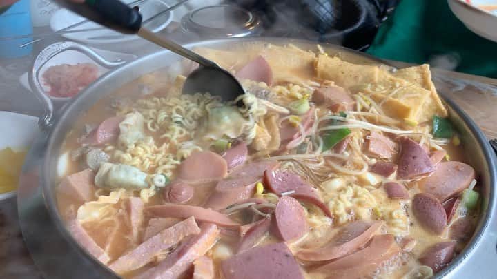 黒田アーサーのインスタグラム：「ここのプデチゲは最強‼️韓国に来たら必ず食べます😉👍 #韓国グルメ #プデチゲ鍋 #フンブネプデチゲ #弘大ソウル」