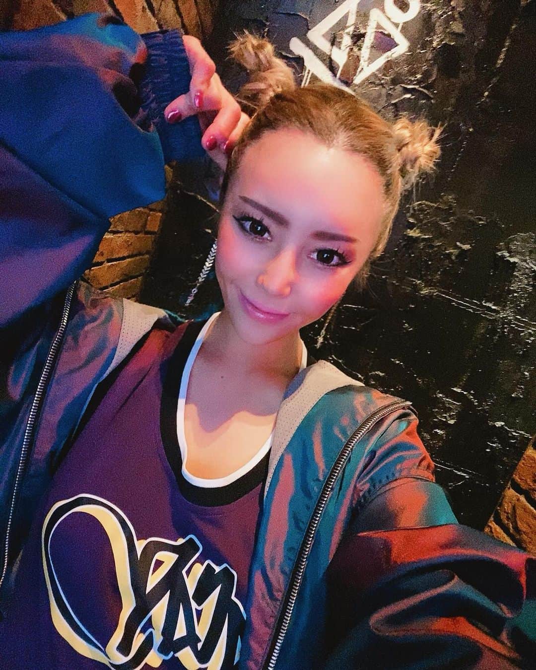 のインスタグラム：「JOINT ONE PARTYはいつも以上に勝手に気合いが入っちゃう💋💄💕 . .  意識したわけでもないのに、 【Cats】観る前に猫耳だった🐱💛笑 . .  @myuooo3  おかむーいつもありがとう💘 最速で素敵に仕上げてくれます💋 .  @hair_make_cintia  星座館9階にあるよ💛 . .  #hairmake#hairmakecintia  #thx❤︎ #catseye #キャッツアイ #cats #ssbstyle #jointoneparty  #猫耳hair」