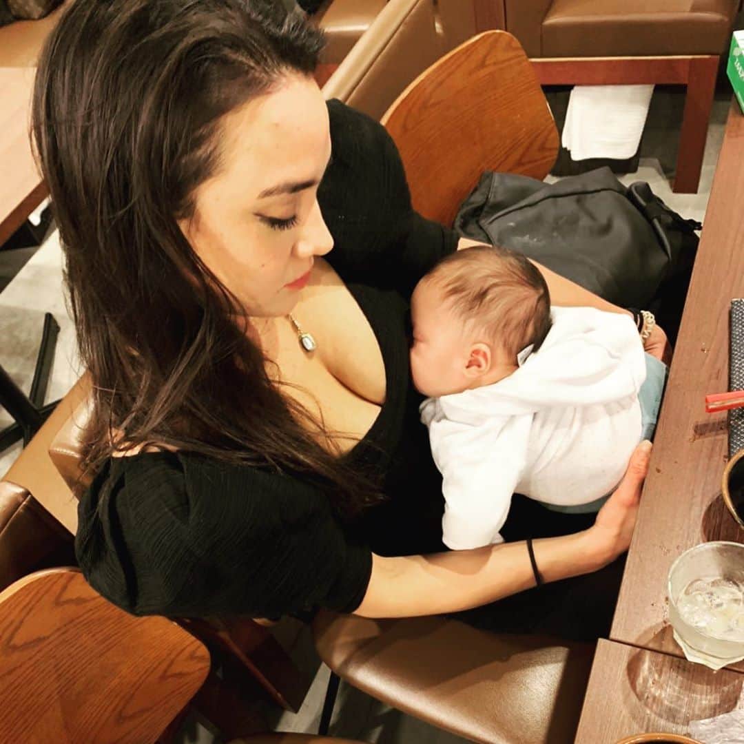 加賀美セイラのインスタグラム：「She’s sleeping in on my boobie #姪」