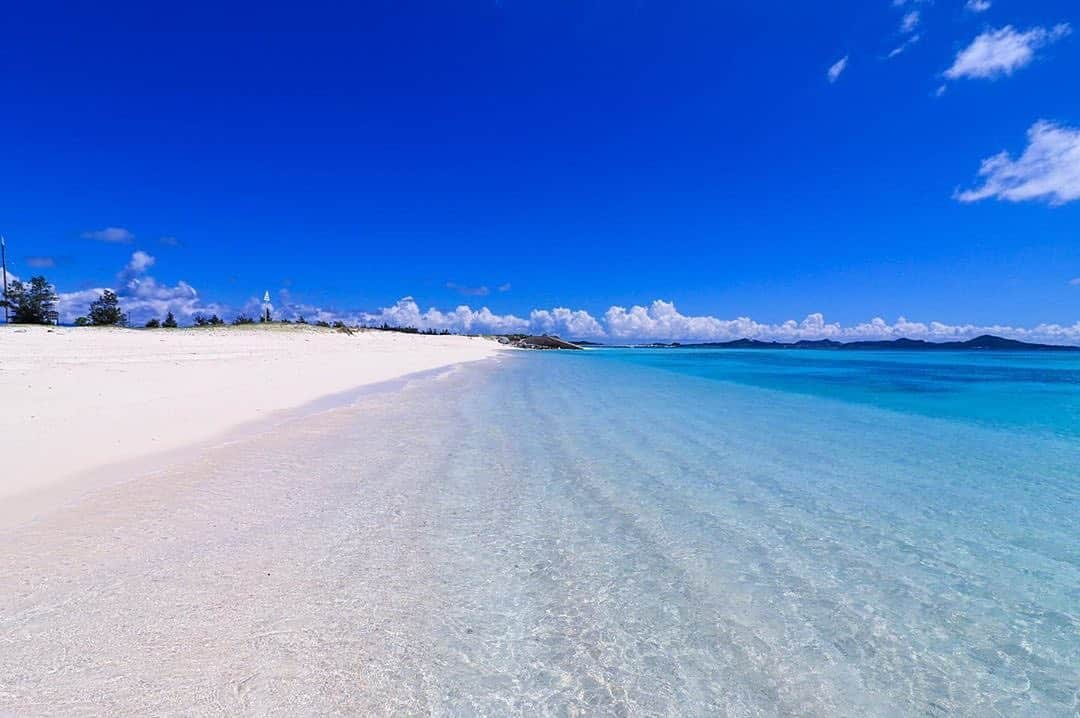 Be.okinawaさんのインスタグラム写真 - (Be.okinawaInstagram)「Some things never change... like the beauty of the pristine waters of Iheya Island. The waters are so transparent that you can see as deep as 50 meters underwater during the winter! 📷:@sena_chura 📍:Iheya Island  Iheya Island is approximately 80 minutes by ferry from Unten Port in Nakijin Village.  #iheya #beautifulsea #伊平屋島 #美麗的大海 #이헤야섬 #예쁜바다 #綺麗な海 #伊平屋ブルー #oceanlovers #whitesandbeach #beokinawa #visitokinawa」1月28日 16時00分 - visitokinawajapan