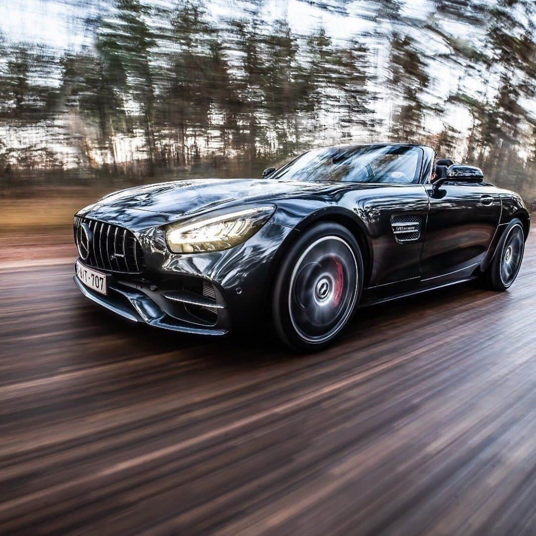 のインスタグラム：「[Kraftstoffverbrauch kombiniert: 11,5 l/100km | CO₂-Emissionen kombiniert: 262 g/km | mb4.me/DAT-Leitfaden | Mercedes-AMG GT S Roadster]  There is no shortage of details on the stunning Mercedes-AMG GT S Roadster. 📷 @ollivisionphotography  #MercedesAMG #DrivingPerformance #AMGGTFAMILY #GTS」