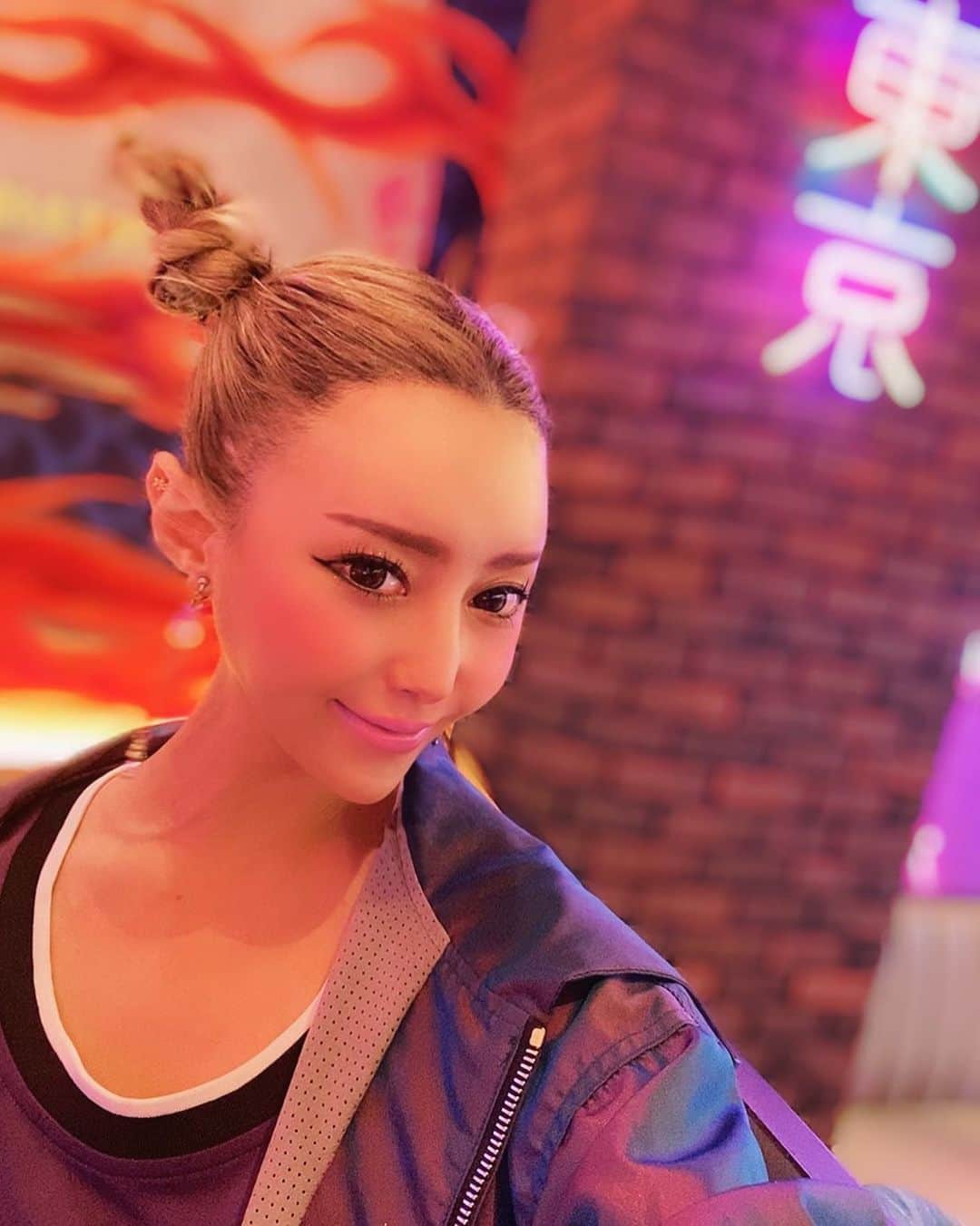 のインスタグラム：「♥︎✙ 𝔱𝔬𝔨𝔶𝔬 ✙♥︎ @kujira_kabukicho .  If you come to Japan,  please come and visit here💘 .  Enjoy the best entertainment in Kabukicho  in the center of Kabukicho🤩 .  You can take lots of stylish photos📸💛 .  #kujiraentertainment #kujira #entertainment  #party #club #flairbartendering #bunny #cyberpunk  #club #deliciousfood #poledancer #singer」