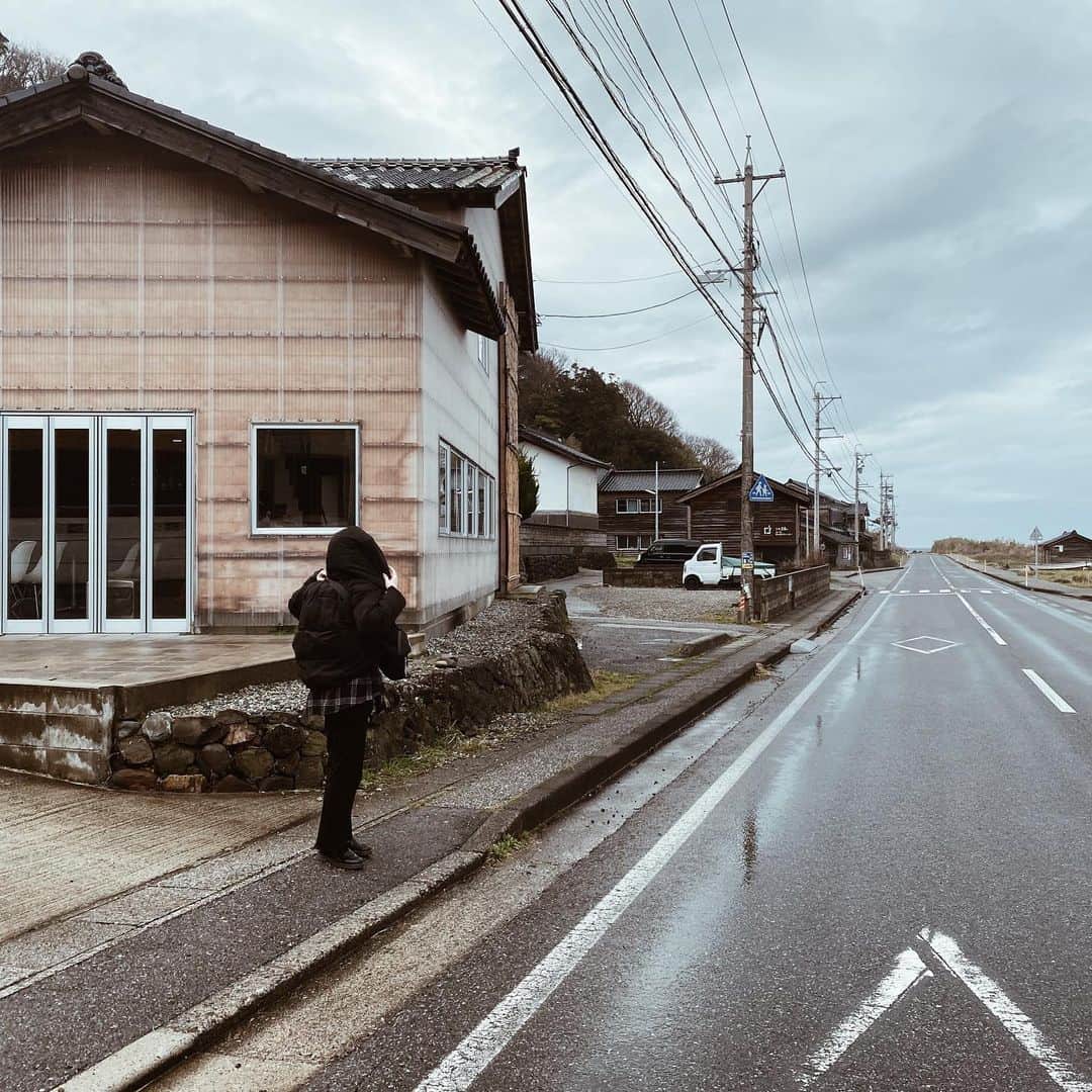 Aya（高本彩）さんのインスタグラム写真 - (Aya（高本彩）Instagram)「赤島停留所の目の前にある しお・CAFEで日本海を眺めながらチーズベネディクトをペロリ。 日本海かっこいい。  #石川県 #能登半島 #赤島 #しおCAFE #しおサイダーを作ってる会社のCAFEだったのに 最後まで気付かずメインのしおサイダーを飲まずにでてきてしまった😭 #日本海 #セルフタイマーで撮ってみた」1月28日 16時10分 - aya_dream04