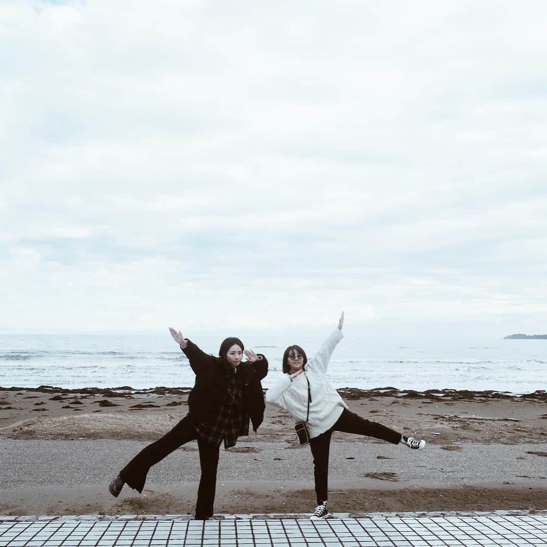 Aya（高本彩）さんのインスタグラム写真 - (Aya（高本彩）Instagram)「赤島停留所の目の前にある しお・CAFEで日本海を眺めながらチーズベネディクトをペロリ。 日本海かっこいい。  #石川県 #能登半島 #赤島 #しおCAFE #しおサイダーを作ってる会社のCAFEだったのに 最後まで気付かずメインのしおサイダーを飲まずにでてきてしまった😭 #日本海 #セルフタイマーで撮ってみた」1月28日 16時10分 - aya_dream04