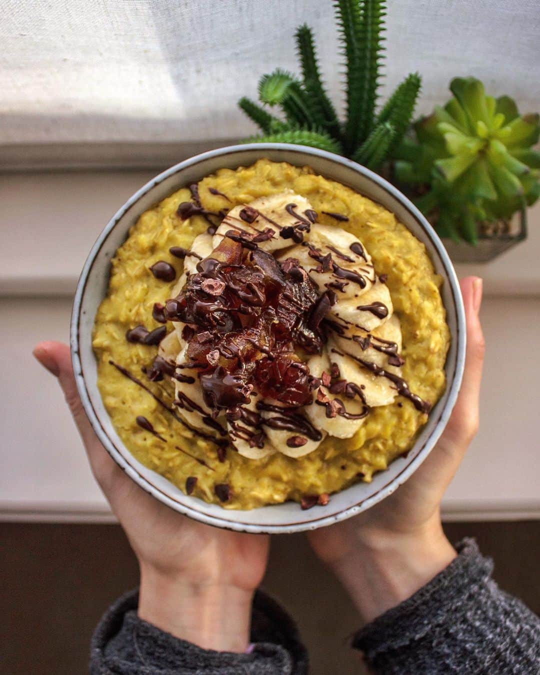 Zanna Van Dijkさんのインスタグラム写真 - (Zanna Van DijkInstagram)「Banoffee Salted Caramel Protein Porridge 😍 A quick and simple brekkie recipe which is not only packed with flavour but protein and fibre to keep you feeling energised all morning ✅ ➡️ Add 1/2 cup oats & 1 cup plant milk to a saucepan on a medium heat and simmer for 5-10 minutes until cooked through 🥛 ➡️ Take off the heat & stir through a scoop of @vivolife salted caramel vegan protein powder, adding in a dash of plant milk to help combine everything 👩🏼‍🍳 ➡️ Top with sliced banana, chopped dates, cacao nibs, a sprinkling of salt and a drizzle of maple syrup 🍌 And that’s it, it’s so simple! Let me know if you give this flavour combo a go 🥰 [ Paid partnership with @vivolife - I am a proud ambassador for their vegan, carbon neutral and sustainably sourced products. Plus they just switched to compostable packaging - woohoo 🥳 The code ZANNA10 gets 10% off your first order 🙌🏼 ] #plantbased #plantpowered #veganeats #veganfood #healthymeal #breakfastrecipe #porridgerecipe #highprotein #veganrecipe #plantbasedrecipe #londonvegan #plantbasedprotein #vivolife #foodporn #porridgeporn」1月28日 16時17分 - zannavandijk