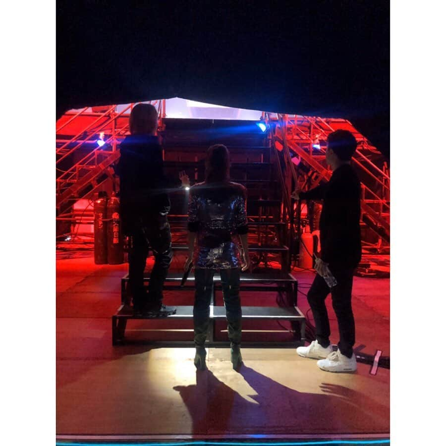 Beverlyさんのインスタグラム写真 - (BeverlyInstagram)「Backstage.  The side that you guys don’t usually see.  This is usually the time when I feel my heart racing and my hands trembling.  But when I go up on that stage I tell myself to calm down and enjoy.  I think it works. 😆  Coz it always ends up to be an amazing day. 😉  #Beverly #ビバリー #singer #performer」1月28日 16時35分 - beverly_official_