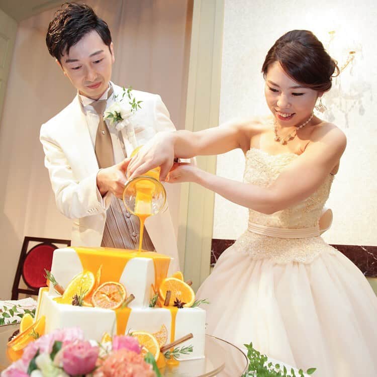 ホテルモントレウェディング【公式】 のインスタグラム：「♥ @montereyweddingをフォローして 『 #モントレ花嫁 』『 #ホテルモントレ』の タグをつけて投稿してくださいね＊*. . 💒👰ホテルモントレ銀座＆モントレ ラ・スールギンザ @hotel_monterey_ginza . ケーキカットの代わりに人気の カラードリップケーキ♡*. 色もおふたりのテーマで..✧ . ——————————. ◆ブライダルフェア予約はこちらをcheck＊* http://bit.ly/2OcMY3c ◆ホテルモントレ銀座の公式HPはこちら* https://www.monterey-wedding.jp/ginza/ ——————————. . #モントレ #モントレ花婿 #プレ花嫁 #卒花 #marry花嫁 #dressy花嫁 #farnyレポ #プラコレ ﻿#maricuru #dressy花嫁 #日本中のプレ花嫁さんと繋がりたい #ウエディングニュース #flower #ウェディングドレス #dress #結婚式 #披露宴 #結婚式場 #2020年春婚 #2020年夏婚 #2020年秋婚 #2020年冬婚 #カラードリップケーキ #オレンジケーキ #ウェディングケーキ #オリジナルケーキ」