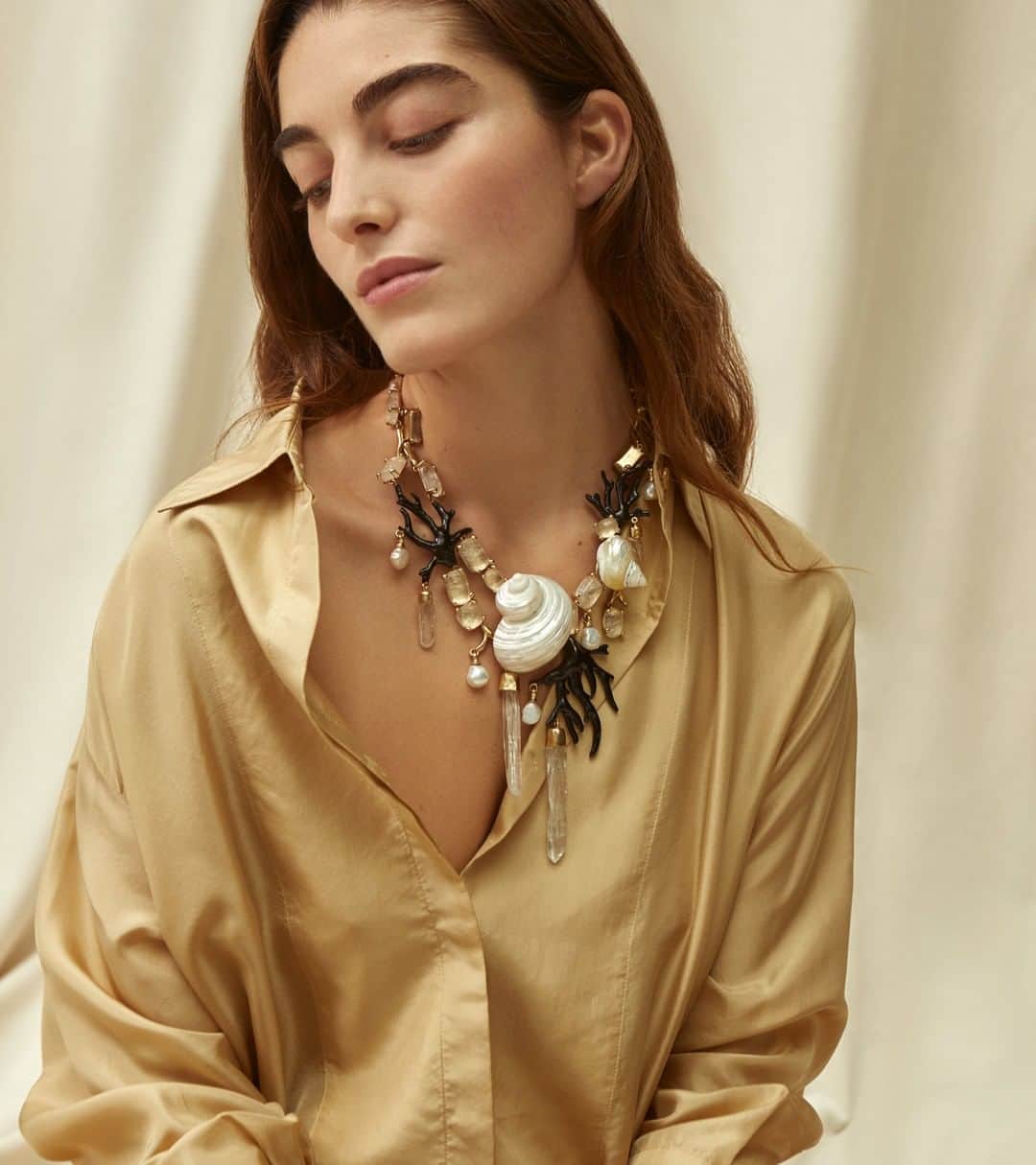 グーセンス パリのインスタグラム：「"Shell" necklace from our "Tribute to Robert Goossens" collection. . . . #Goossens #necklace #shell #yellow #gold #brass #coral #black #rockcrystal #TributetoRobertGoossens @Claratlan」