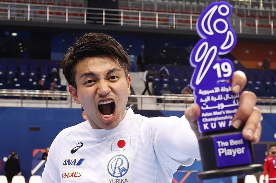 東江雄斗さんのインスタグラム写真 - (東江雄斗Instagram)「アジア選手権3位🥉 僕達が求めていた結果ではなく悔いが残りますが、下をむかずに常に前を向いてオリンピックに向けて日々精進します。  そして大会MVPにも選出されました。 まさか自分が選出されるなんてという驚きと嬉しい気持ち、オリンピックに向けて頑張りなさいよってメッセージも込められた選出なんだと勝手思っているので、アジアのプレーメイカーという名が似合う選手になれるようにこれからも頑張ります😤‼️ れみたんBest7選出おめでとう㊗️ またこのチームの一員として闘えた事を誇りに思います。  そして今大会、現地で応援してくださった方々や、夜遅くにも関わらず画面越しで応援してくださった皆さんに感謝します。 ありがとうございました🙇‍♂️🙇‍♂️ ハンドボール最高😊‼️ #handball #彗星japan  #kuwait2020」1月28日 16時55分 - yutoagarie