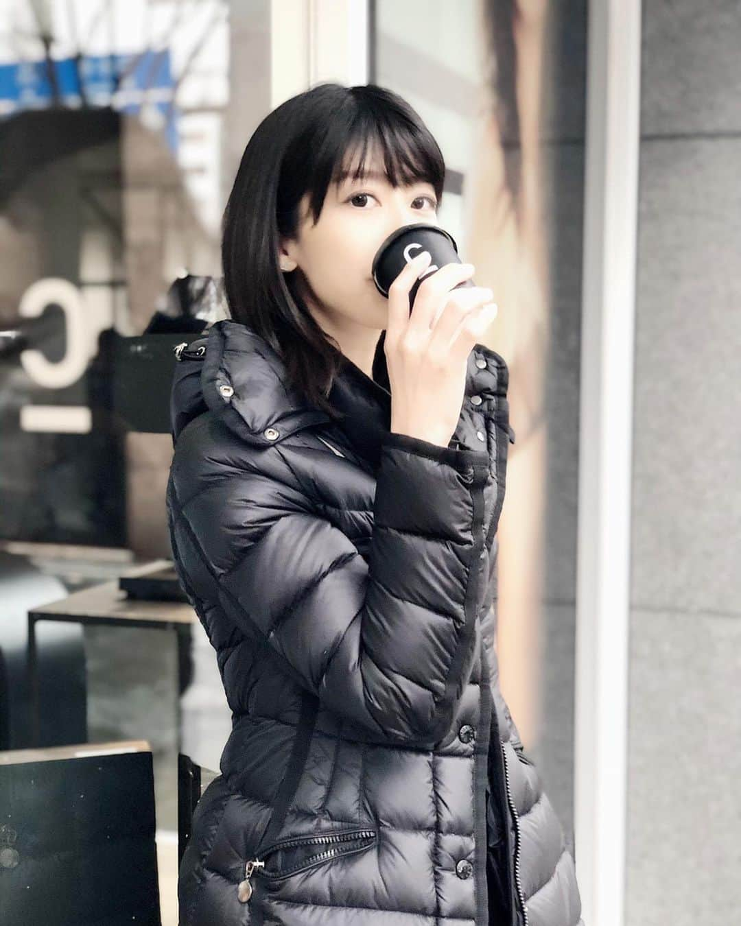 土屋香織さんのインスタグラム写真 - (土屋香織Instagram)「☕︎. Coffee addict♡♥♡ . 寒い1日でしたね❄︎ 温かいコーヒーに幸せを感じます☕︎♡ . チャコールクレンズができるコーヒー 「C COFFEE」  @c_coffee_official が1/28発売に。 Nikiさんと田辺莉咲子さんと。 ローンチイベントでは I Don‘t Like Mondaysのライブもありました♪ . 気になるお味は深煎りコーヒーって感じで とっても美味しい⸜(๑⃙⃘'ᵕ'๑⃙⃘)⸝⋆︎* これで身体の不要なものをクレンズしてくれるってうれしいな♡ MCTオイルも入ってます。 パッケージもおしゃれで プレゼントにも喜ばれそうです。 . #C_COFFEE #チャコールクレンズ #チャコールコーヒー #無理せずキレイ #炭 #コーヒー #美容 #Niki #田辺莉咲子 #ダイエット #チャコールコーヒーダイエット #デトックス #クレンズ #おしゃれ #PR #coffeeandseasons #coffeetime #coffeebreak #tokyocameraclub #mineby3mootd #mery #locari #4yuuu #IDLMs. #CHARCOAL #COFFEE #DIET #コーヒーのある暮らし #コーヒー好きな人と繋がりたい #おしゃれさんと繋がりたい」1月28日 16時48分 - kaorintsuchiya