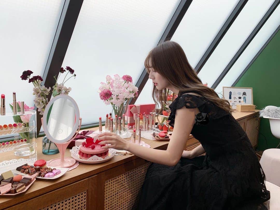 王依君さんのインスタグラム写真 - (王依君Instagram)「🖤好きなワンピースを着てoperaのイベントを参加しに行ってきたー#opera #ladymade #穿搭 #日系髮型」1月28日 16時51分 - sandystrawberry_