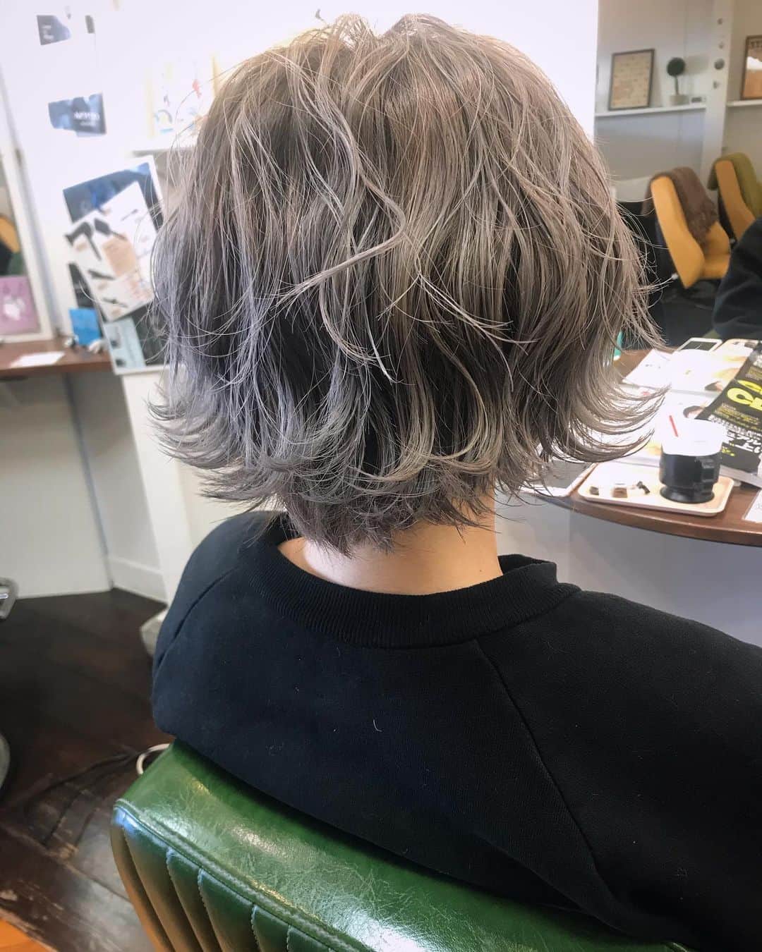 井上花実のインスタグラム：「2回以上のブリーチ歴があります💇🏼‍♀️ color.cut.treatment / ¥13,300(+tax) : #ロンゴガール#ロンゴロンゴ#武雄美容室#武雄#武雄市#佐賀#佐賀美容室#イルミナ#イルミナカラー#武雄美容室ロンゴロンゴ#アプリエ#アプリエカラー #ホワイトベージュ#ミルクティーカラー#ミルクティーベージュ#ミルクティー#アッシュグレー#アッシュベージュ #グレーアッシュ#グレージュ#外国人風#外国人風カラー#ベージュカラー#ショートボブ #アッシュカラー#ハイトーンカラー#hair#hairstyle#haircolor#fashion」