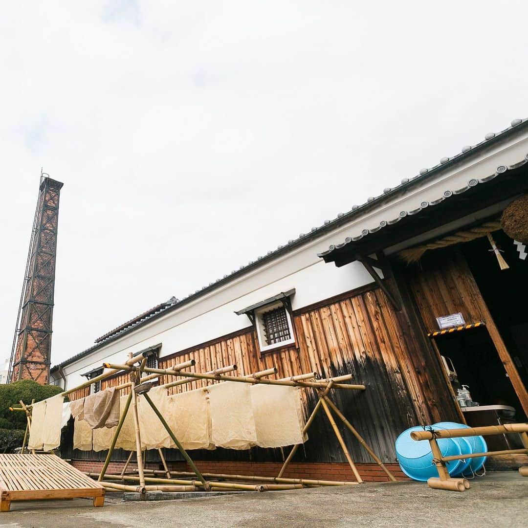Gekkeikan Sake Officialのインスタグラム：「. ----- Best Season for Brewing Sake Gekkeikan Uchigura Sake Brewery ----- The Uchigura sake brewery still uses traditional brewing techniques; fans are used to help cool and dry the steamed rice, and its large entrance doors are left wide open to let in the chilling air of winter in Kyoto. . #gekkeikan #gekkeikansake #sake #japanesesake #ricewine #sakebrewery #sakegram #japan #kyoto #fushimi #cooljapan #japanesestyle #月桂冠 #月桂冠大倉記念館 #日本酒 #清酒 #酒蔵 #京都 #伏見」