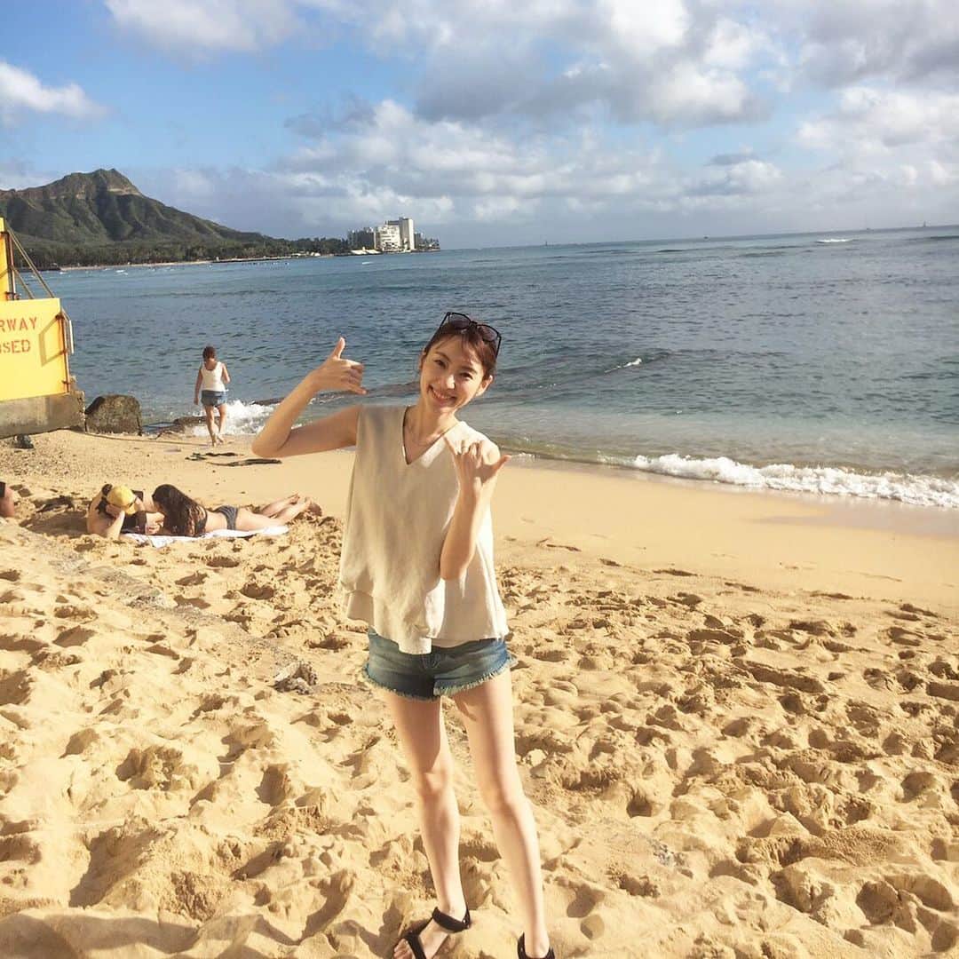 白木あゆみのインスタグラム：「. ハワイ旅載せたい写真シリーズ最終回。  やっぱりハワイの海に来ると浮かれてこんなポーズとってしまいますね。 本当に幸せな家族旅行でした🌺 また行けるように頑張ろう。 . #hawaii #ハワイ旅行」