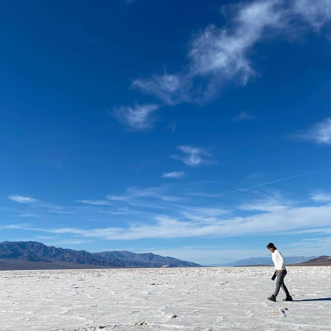 イリー・リーのインスタグラム：「#deathvalley #badwaterbasin 동쪽에서 서쪽으로. 옛날 사람들 처럼. #장관 #여행 #힐링 #데스밸리 #배드워터」