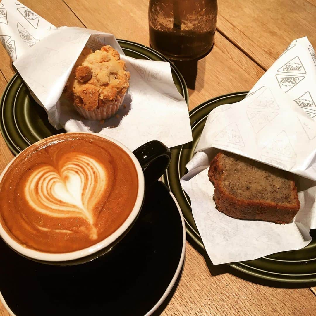 蒲生麻由さんのインスタグラム写真 - (蒲生麻由Instagram)「久しぶりにStall Restaurant てコーヒータイム☕️ やっぱりここのコーヒーは美味しい❣️ 息子と2人でバナナブレットとピーナッツバターマフィンもペロリ🤨  #coffeetime #mamalife #美味しいコーヒー #気がつけば1年以上ぶり #お店の方が覚えててくださって嬉しかった #stallrestaurant」1月28日 17時10分 - mayugamo_lamana