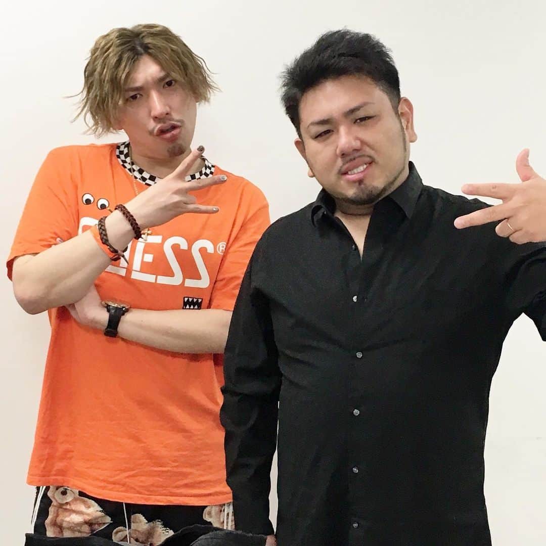 日本テレビ「ウチのガヤがすみません！」のインスタグラム：「#ガヤ芸人 が怒り😤🔥🔥「なんでカットしたんですか⁉️」テレビで放送されなかった“問題のあのシーン”を大放出しちゃいます🎁💨💨 . 【1/28(火)23:59〜】#ウチガヤ は特別企画😎✨ ガヤ芸人が「手応えを感じたのにカットされていた😭」と嘆くシーンを集めました‼️ カットの理由と共に皆さんにお見せしちゃいます🤗💕 #鬼越トマホーク #EXIT の告発シーンもありますよ☃️💥 . おもしろかったシーンがあったら、放送後にコメントくださーい🙏💫 . 👆この写真は… 撮影時「このツーショットに需要はないだろ」という #りんたろー。さん＆#金ちゃん のツッコミを押し切って撮ったものです🤖☄️ （イカツイ２人が隣同士でお弁当を食べている様子が愛くるしかったので…🧸🍱🧸） しかし出すタイミングを逸してしまい… 「やっぱり全然投稿しないじゃん‼️」と追及される前に…ひっそりとアップ🤫 . #ウチのガヤがすみません #ウチガヤ  #ガヤ芸人オフショット #芸人」