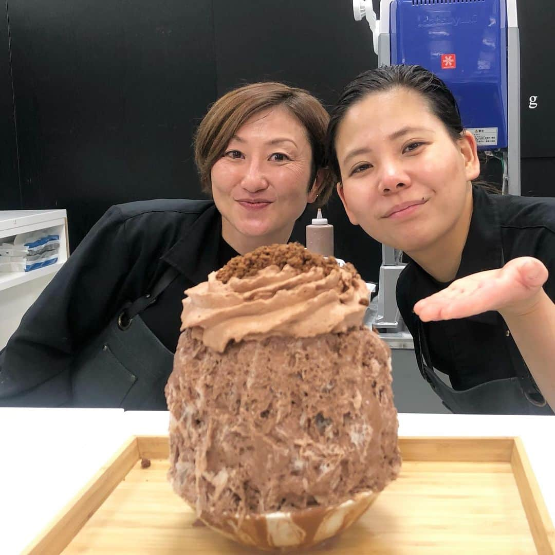 里井真由美さんのインスタグラム写真 - (里井真由美Instagram)「🍫🍧 アマゾンカカオとトリュフのかき氷〜 きゃっほ〜😆❤️ ・ ・ アマゾンカカオが濃厚でクリームもトリュフの香りも合う〜♡氷がふわっふわだから 大きくても食べきれちゃう。 ・ ・ ミシュラン2ツ星フレンチ「フロリレージュ」で時々開催されていた かき氷「ガリガリレージュ」が、 ・ ・ 2/2までの「サロンデュショコラ2020」会場内でいただけます〜♪ ・ ・ レストランで開催される時は、チケットが即完売の超人気かき氷です♡ • ・ 他に「ホワイトカカオと蕗の薹」もあります〜♡ ・ ・ 会場内はぬくぬく、熱気で暑いくらいだから ひんやりかき氷、めっちゃおいしい♡ ・ ・ #かき氷#ガリガリレージュ#サロンデュショコラ2020 #サロンデュショコラ#チョコレート#アマゾンカカオ#フロリレージュ#さといいね#里井真由美 #栗スイーツ#デパ地下#ホテルスイーツ#デパ地下スイーツ#ホテル#ありが糖運動#まゆログ#フードジャーナリスト里井真由美」1月28日 17時21分 - mayumi.satoi