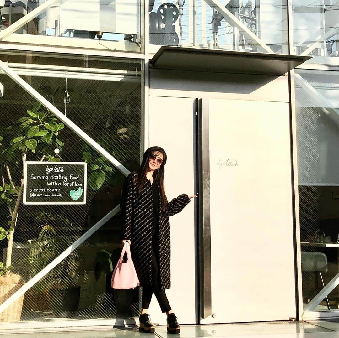mycoのインスタグラム：「最近ヴィーガンレストランによく行きます🍴 こちらは六本木のとっても可愛いVEGAN CAFE by loveさん。 インテリアも料理も全部完璧な映え映えスポットです。 アサイボール最高でした💕  お肉やお魚や乳製品を使わないヴィーガンフード大好きです。 👚🥾#stellamccartney 👖#doublestandardclothing 👛#helmes #vegan #veganfood #veganrestaurant」