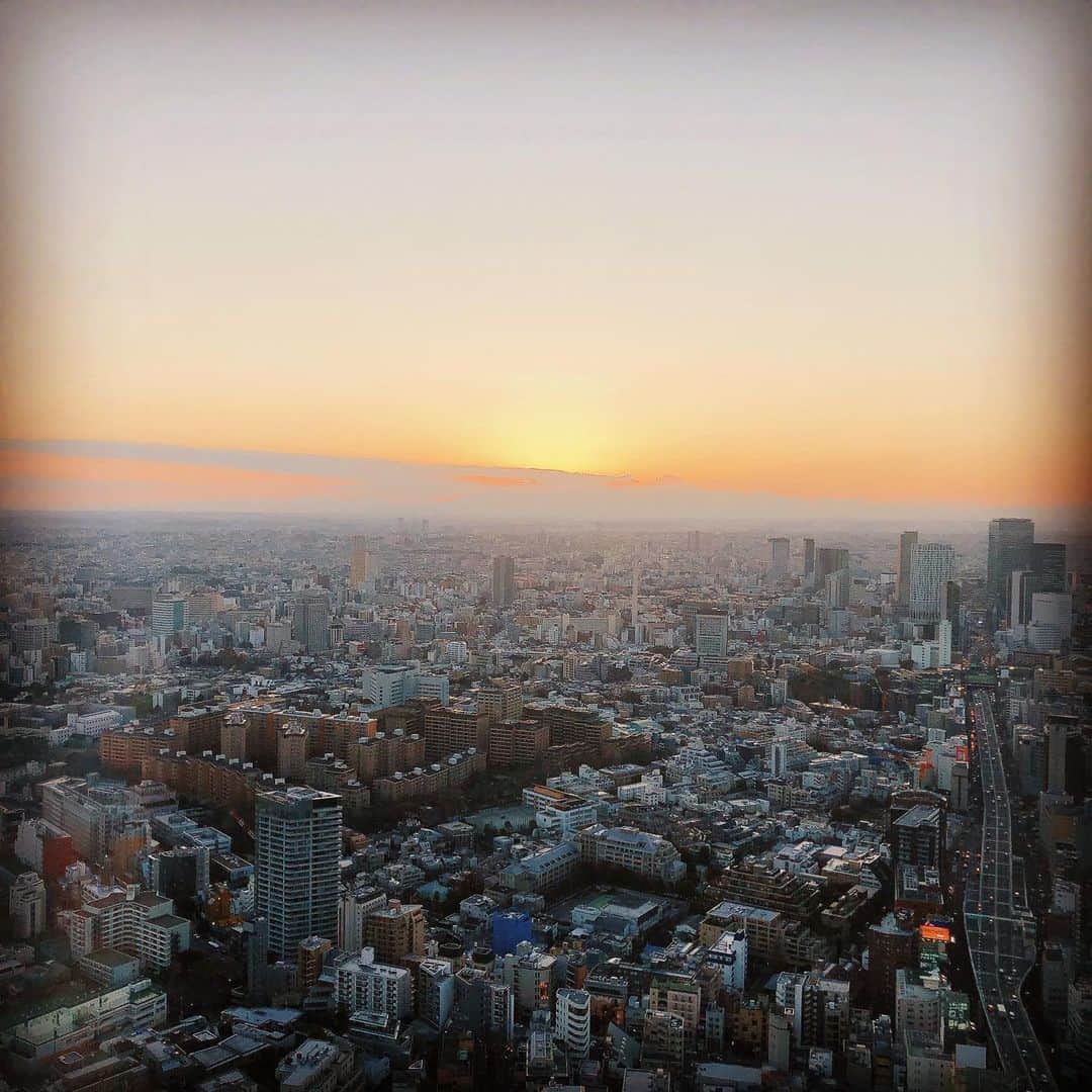 石川瑠利子のインスタグラム：「. . 寒くて冷たい雨が降ってるので足元に気をつけてね🥺🙏🏻 早く晴れるといいな🙆🏻‍♀️✨ . .」