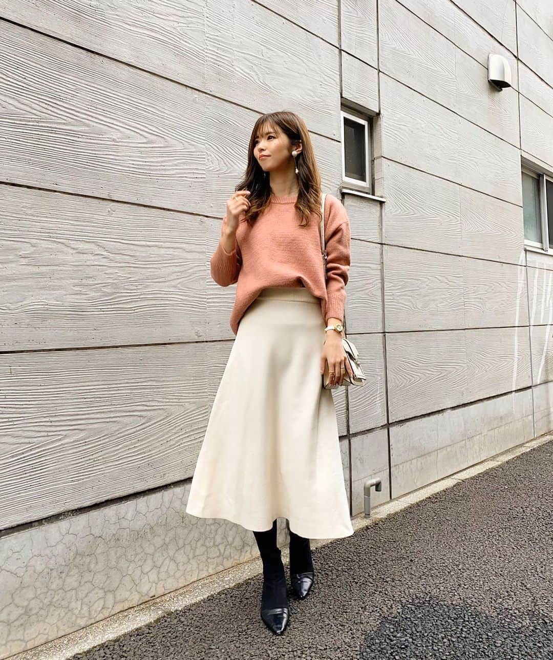 のインスタグラム：「#code . . トップスは @secretlabel_jp ❤︎ くすんだピンク色が可愛いニット💕 あたたかいし、合わせやすくてお気に入り✨ . . ボトムスは @ru.mint_shop.ce ❤︎ 白のニットスカートは、 Aラインでシルエットも綺麗❤️ LINE 友達登録で500円引きクーポンプレゼント中♡ LINE ID  @045bqvua (@も含む) ぜひ、登録してみてね✨ . . . #ママコーデ #ママファッション #プチプラコーデ #シンプルコーデ #大人カジュアル #カジュアルコーデ #きれいめカジュアル #大人可愛い #きれいめコーデ #30代ファッション #30代コーデ #着回しコーデ #今日のコーデ #淡色女子 #オルチャンファッション #アンベコーデ #コーデ #ニットスカート #mamagirl #locari #ponte_fashion #mineby3mootd #ootd_kob #오오티디 #데일리룩 #좋아요환영 #rumint」