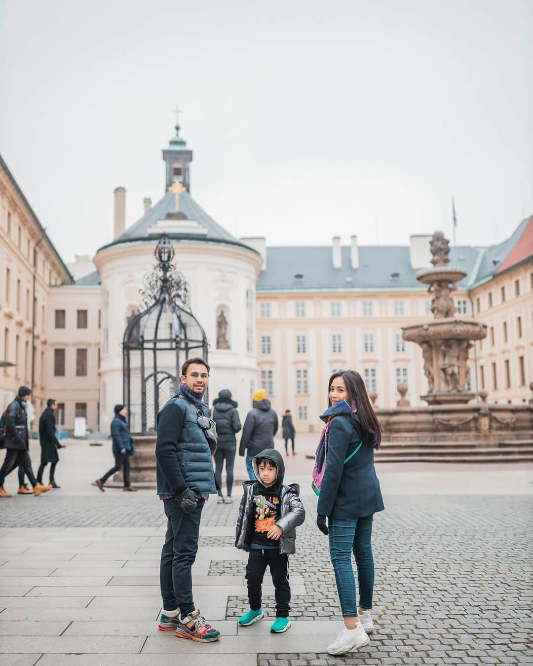 Raffi Ahmadさんのインスタグラム写真 - (Raffi AhmadInstagram)「Salah satu Castle yang ada di Prague Czech Republic ❤️ Indah sekali 📸 @rufusazarya」1月28日 17時19分 - raffinagita1717