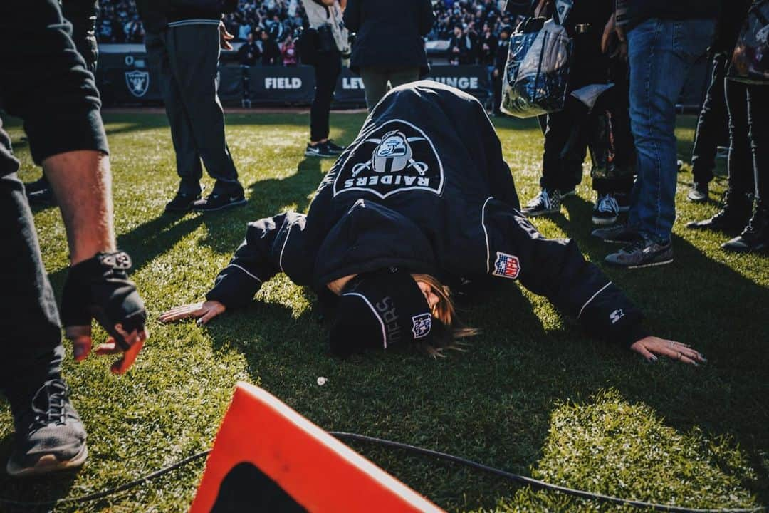 ジョセフィン・スクリヴァーさんのインスタグラム写真 - (ジョセフィン・スクリヴァーInstagram)「While prepping for super bowl 54 as @si_swimsuit sports correspondent i can’t help but to think back on the @raiders season. Gonna miss Oakland and the coliseum and all the memories i made here so much. This place taught me football and fired up my biggest passion yet. Had to hug the field to show my gratitude 😂🥰 📸 @alibadain #raidernation」1月29日 2時42分 - josephineskriver