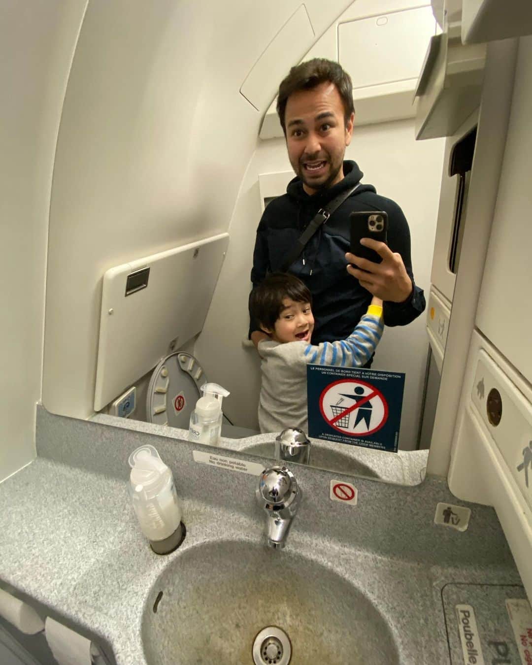 Raffi Ahmadさんのインスタグラム写真 - (Raffi AhmadInstagram)「Toilet Pesawat ✈️ Hahahaha」1月29日 2時43分 - raffinagita1717