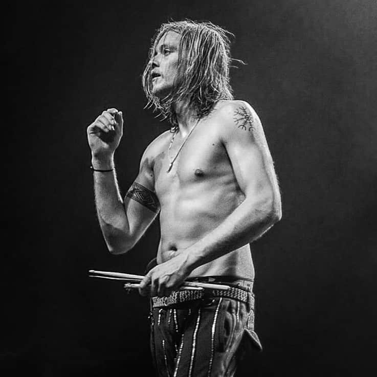 ルーファス・テイラーのインスタグラム：「3 shows down, 20 to go! Thank you France. Now two days off in Madrid 😎🍻 #thedarkness 📸 - @sue__thompson」