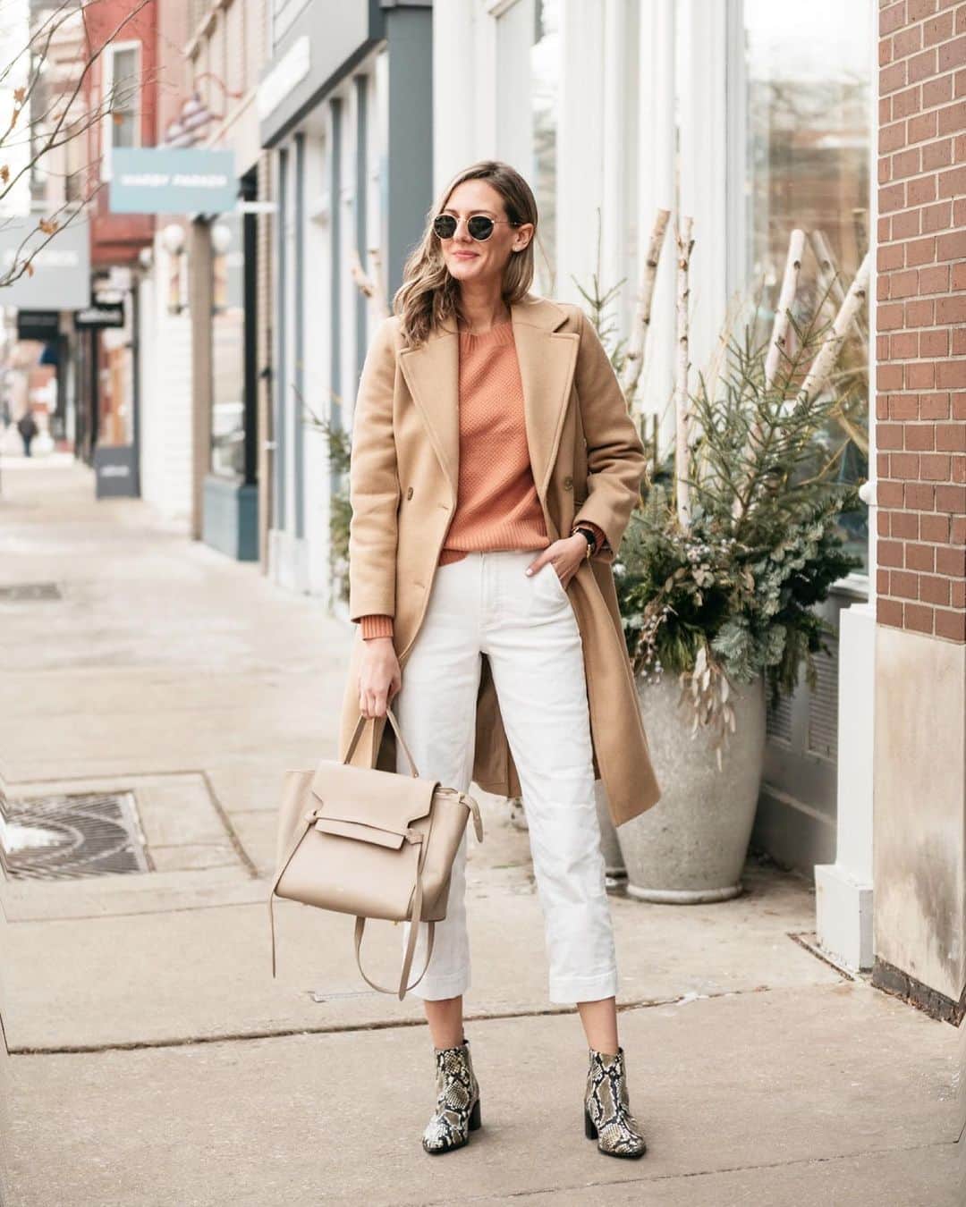 Anna Jane Wisniewskiのインスタグラム：「When you know spring is a long way away but want a peachy palette. And consider this my gentle nudge to wear your white jeans this winter!  #winterwhite #chicagoblogger #peachpalette http://liketk.it/2JF0d #liketkit @liketoknow.it #LTKunder100 #everlanepartner 📸 @ironandhoney」