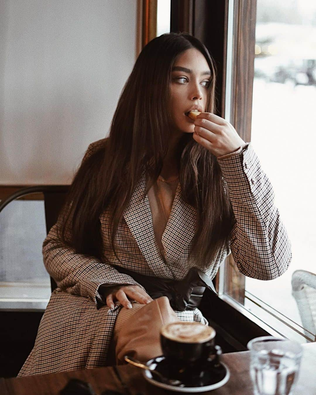 JANICE JOOSTEMAさんのインスタグラム写真 - (JANICE JOOSTEMAInstagram)「Embrasse-moi et nourris moi 🤎🤍 @revolve @songofstyle http://liketk.it/2JDJh #liketkit @liketoknow.it」1月29日 2時56分 - janicejoostemaa