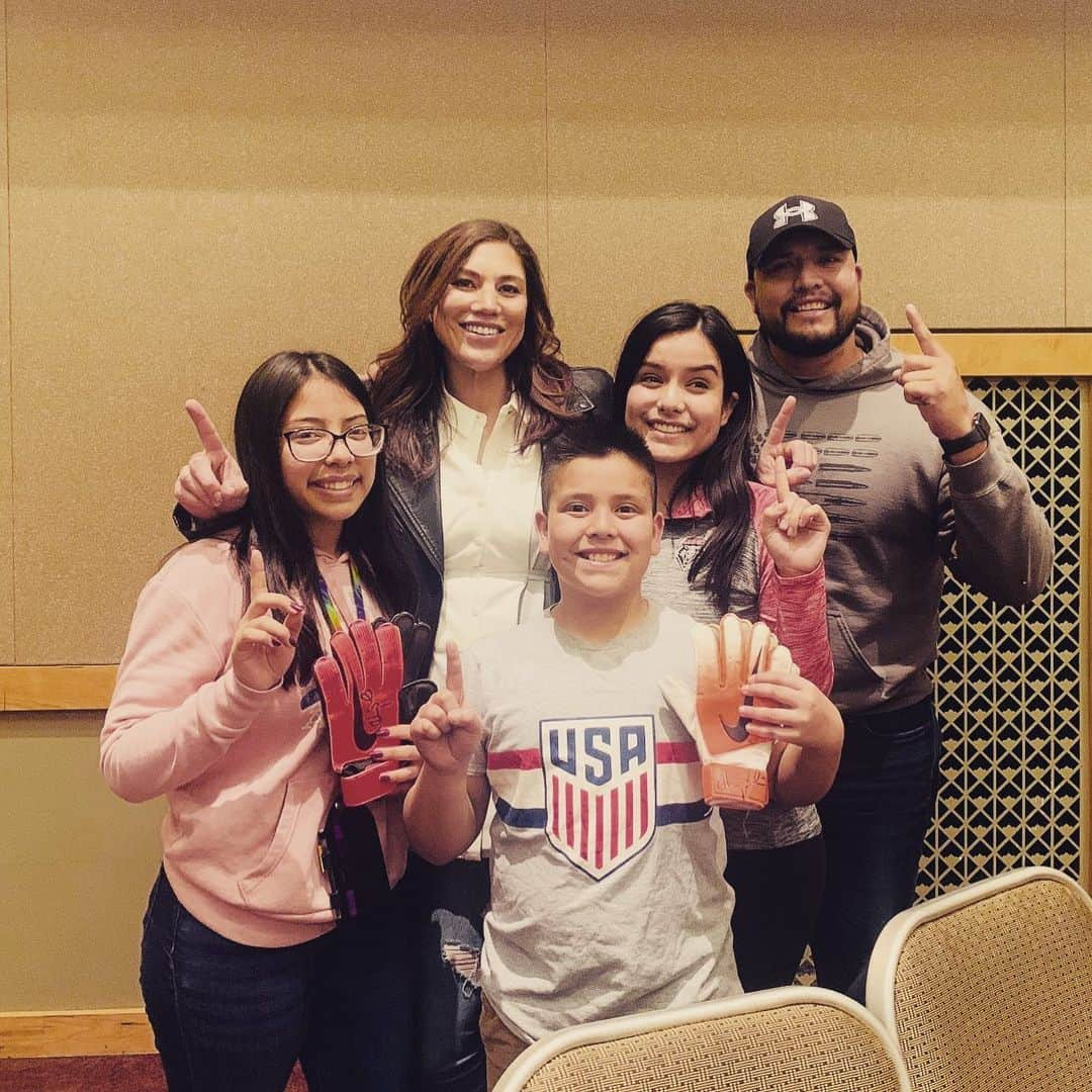 ホープ・ソロさんのインスタグラム写真 - (ホープ・ソロInstagram)「A #GKUnion family! All coached by their dad who’s passing on the skills!  It’s not often I meet four goalkeepers from under one roof 🧤 🥅 👏🏼」1月29日 2時59分 - hopesolo