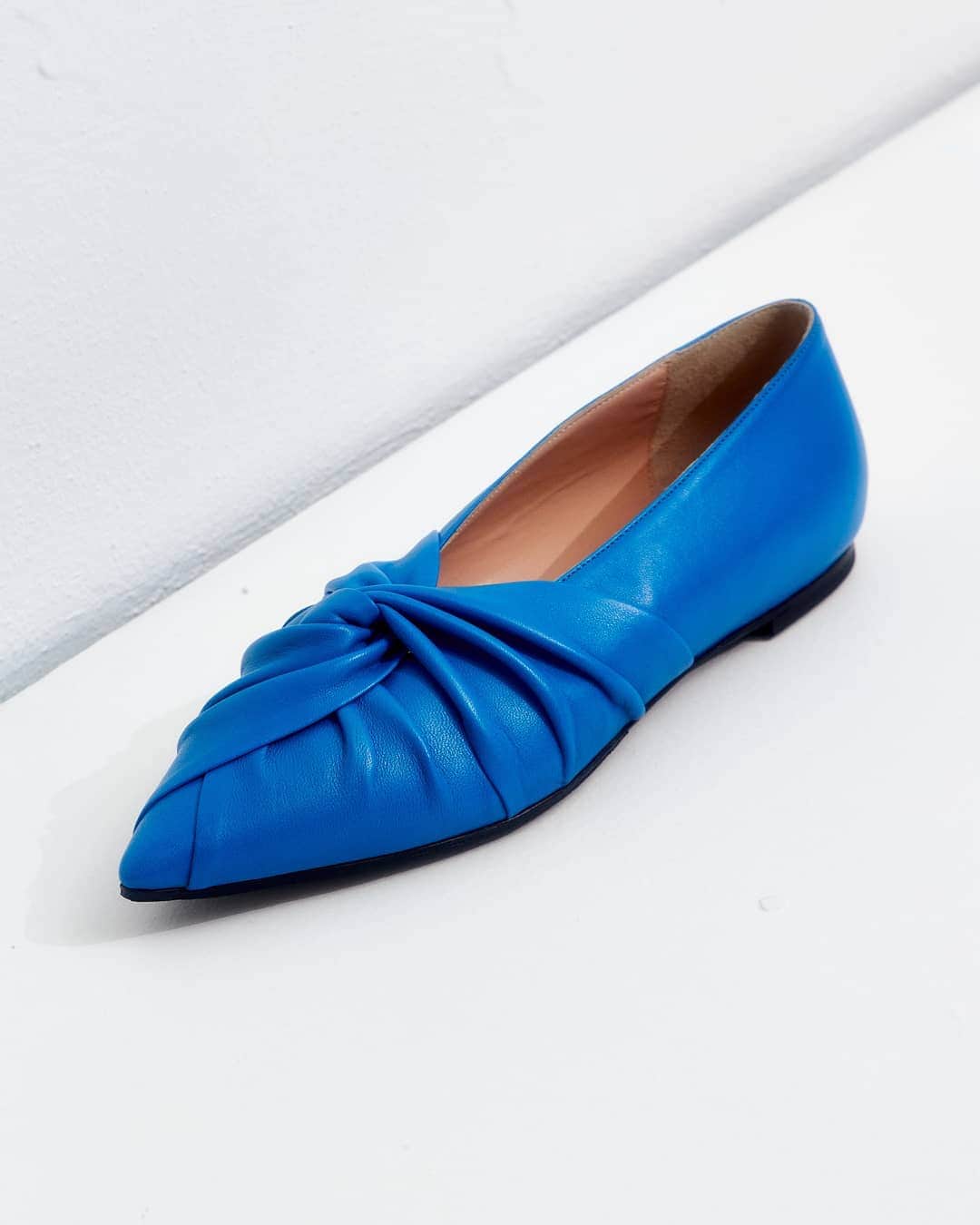 クリスチャンワイナンツさんのインスタグラム写真 - (クリスチャンワイナンツInstagram)「Blue knot.  Shop our ALAN shoes on sale now  #christianwijnants #instore #winter2019」1月29日 3時00分 - christianwijnants