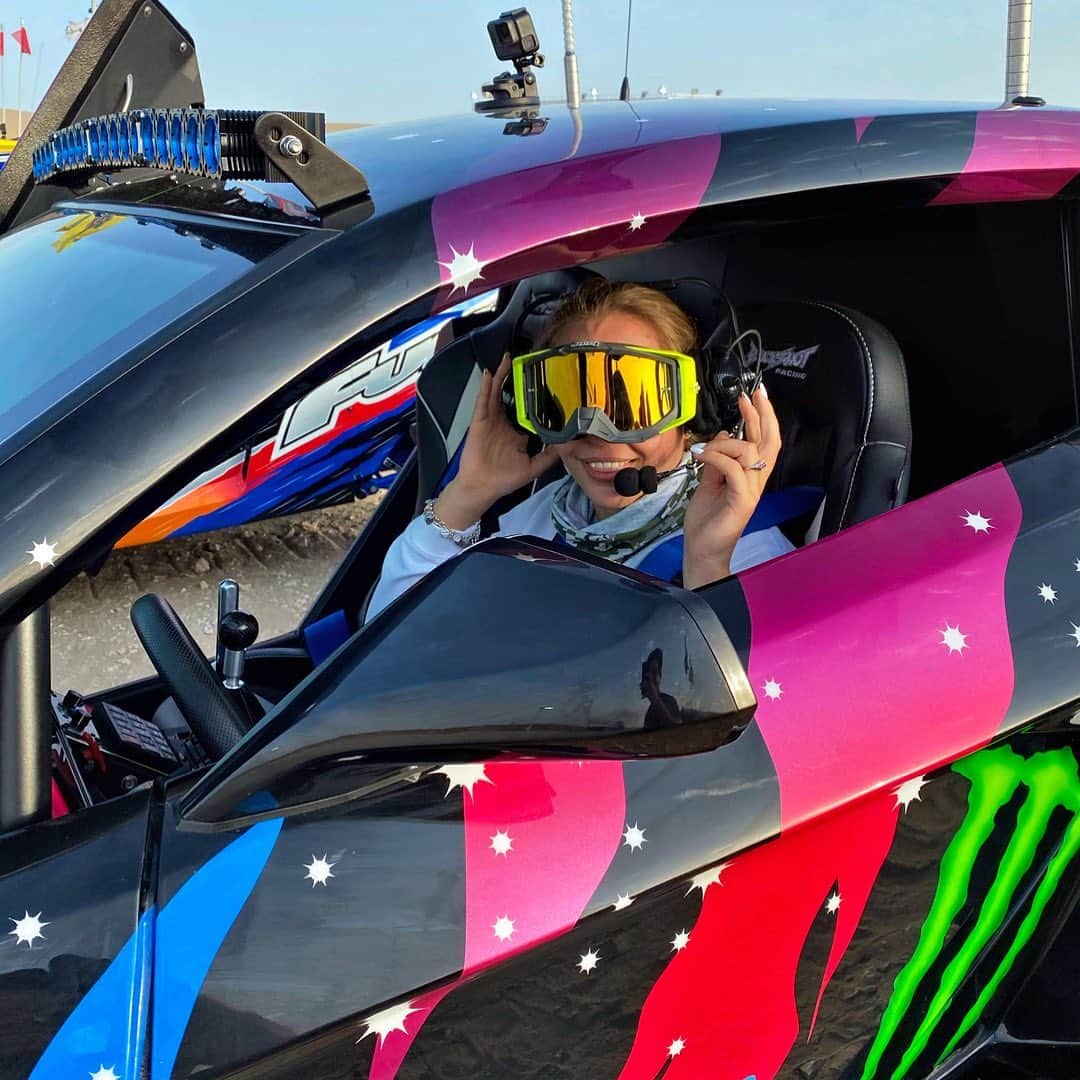 のインスタグラム：「Was not sure at that moment if I was going to drive a buggy in the dunes or go skiing 😂😛|| #sophia #sophia99 #racegirl #changeagent #racing #blonde #qatar #buggy #dunes #sand #paradise #power #ready #push」