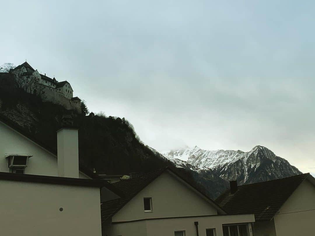 松下萌子さんのインスタグラム写真 - (松下萌子Instagram)「リヒテンシュタインの公爵のwinery🍷 沢山試飲しました🇱🇮 #moeco #松下萌子　　#Liechtenstein #公爵　#🇱🇮」1月29日 3時33分 - moecochalkart