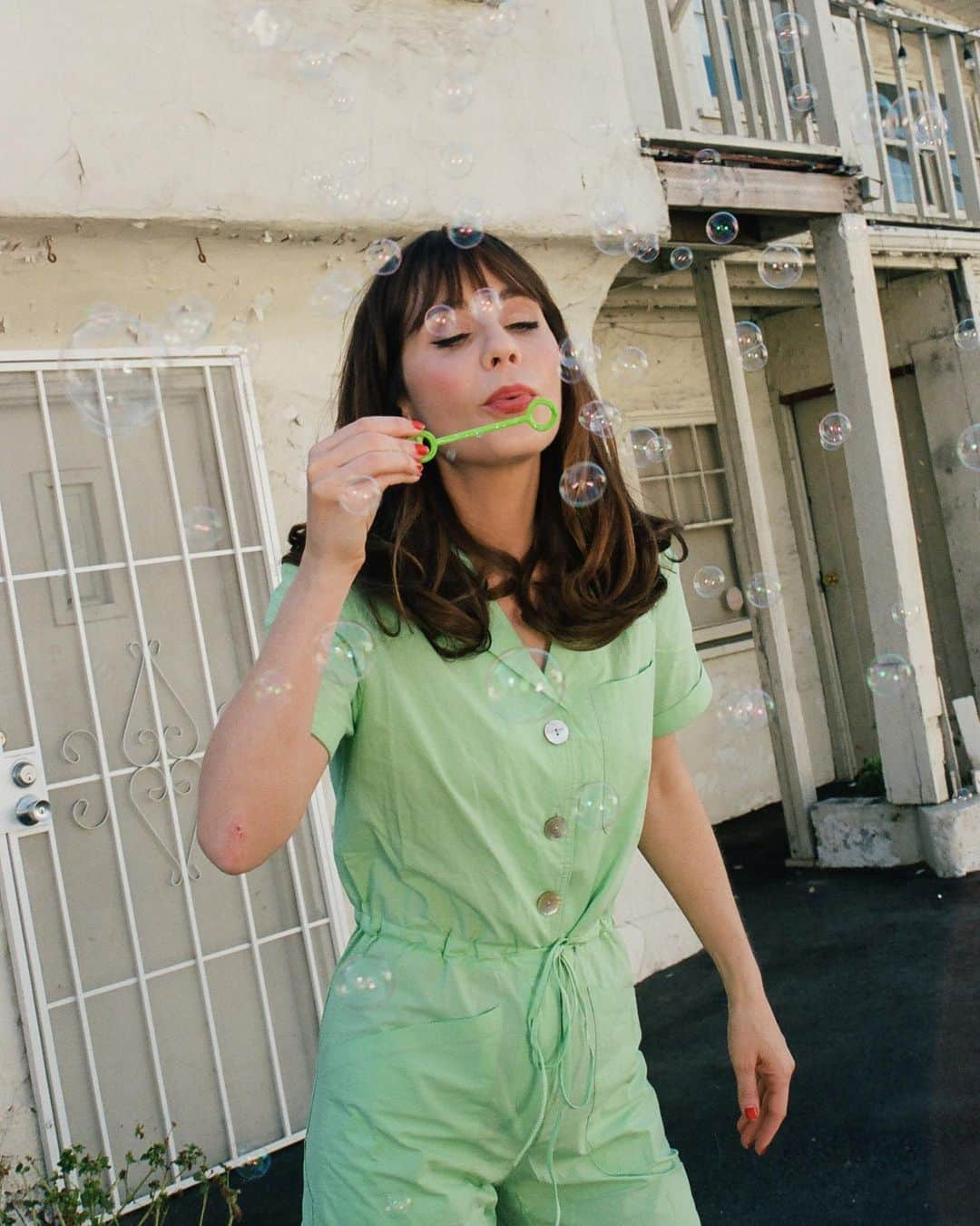 ズーイー・デシャネルさんのインスタグラム写真 - (ズーイー・デシャネルInstagram)「Mean, green, bubble machine. 🔫」1月29日 3時50分 - zooeydeschanel