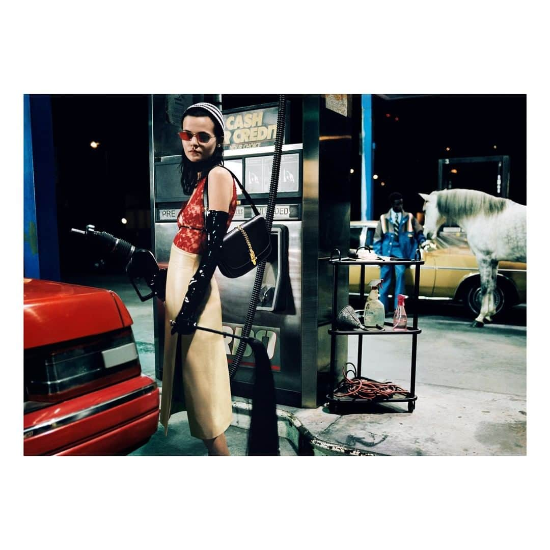 グッチさんのインスタグラム写真 - (グッチInstagram)「Seen in the #GucciSS20 campaign #OfCourseAHorse captured by @yorgoslanthimos, the new #GucciSylvie1969 bag designed by @alessandro_michele unifies the details of its archival inspiration created by Gucci leather making artisans during a monumental moment of history—when astronauts first touched down on the moon in 1969—with a contemporary softly rounded silhouette. Discover more through link in bio. #AlessandroMichele」1月29日 4時00分 - gucci