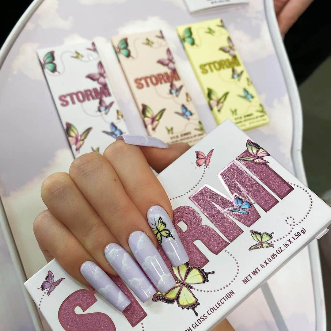 Kylie Cosmeticsさんのインスタグラム写真 - (Kylie CosmeticsInstagram)「stormi collection nails 🦋☁️」1月29日 4時04分 - kyliecosmetics