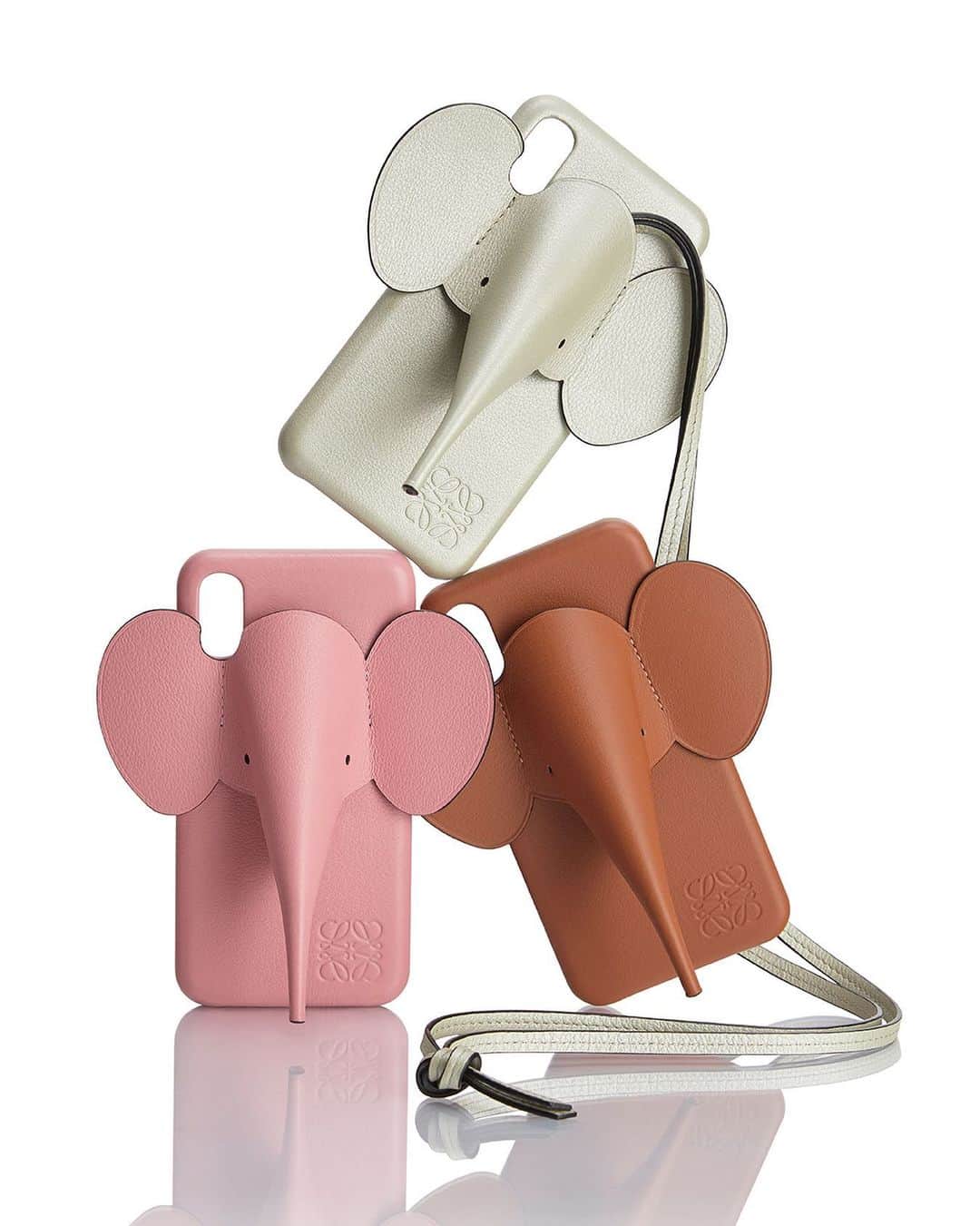 Loeweさんのインスタグラム写真 - (LoeweInstagram)「The Elephant cover for iPhone is the latest addition to the #LOEWE animal family.  Available in store and on loewe.com  #LOEWEelephant」1月28日 19時14分 - loewe