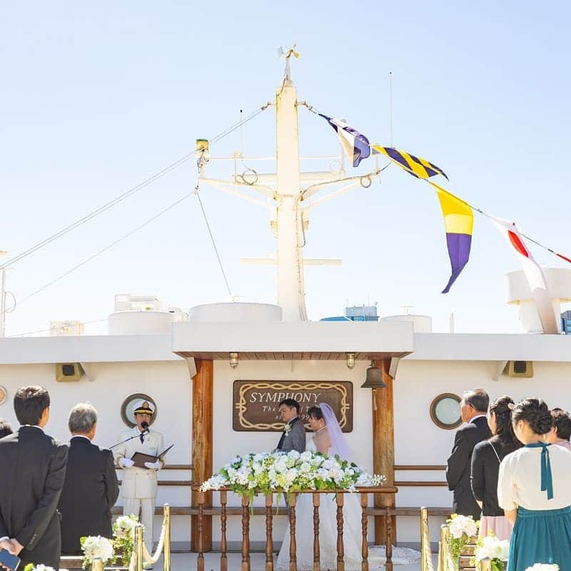 シンフォニーウェディング【公式】さんのインスタグラム写真 - (シンフォニーウェディング【公式】Instagram)「日本最大級のスケール、 モデルナ号  こちらの4階サンデッキでの 挙式は一番人気です。  潮風が吹き抜ける オリジナルの船長式は ご参列なさるゲストの皆さまにも大変印象深く、 おもてなしとしても最高です。  船の上での結婚式、 皆さまと刻む幸せの時間。  ぜひブライダルフェアにて、 シンフォニーに乗船してみてくださいね。  @symphony_wedding @symphony_cruise #シンフォニーウェディング #シンフォニークルーズ #シンフォニー #船好きな人と繋がりたい #海好きな人と繋がりたい #東京オリンピック #東京五輪 #東京花嫁 #東京観光 #2020秋婚 #2020婚 #2020夏婚」1月28日 19時16分 - symphony_wedding